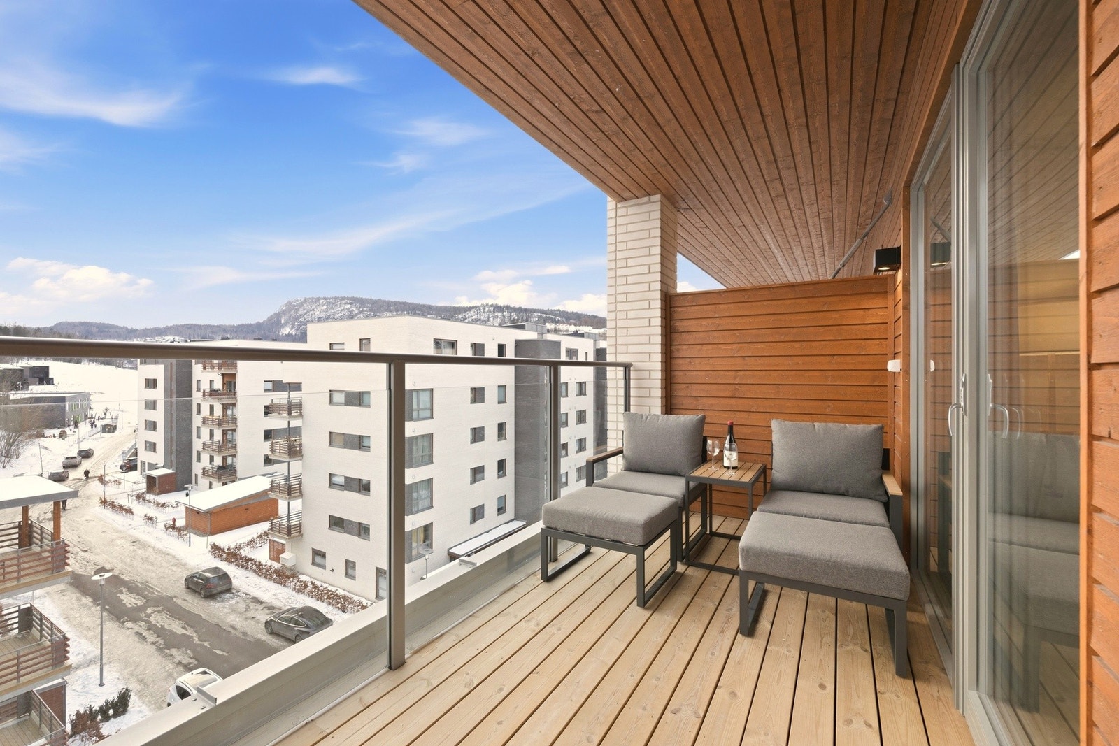 Her er det god plass til en koselig sittegruppe hvor utsikten kan nytes. Galleribilde