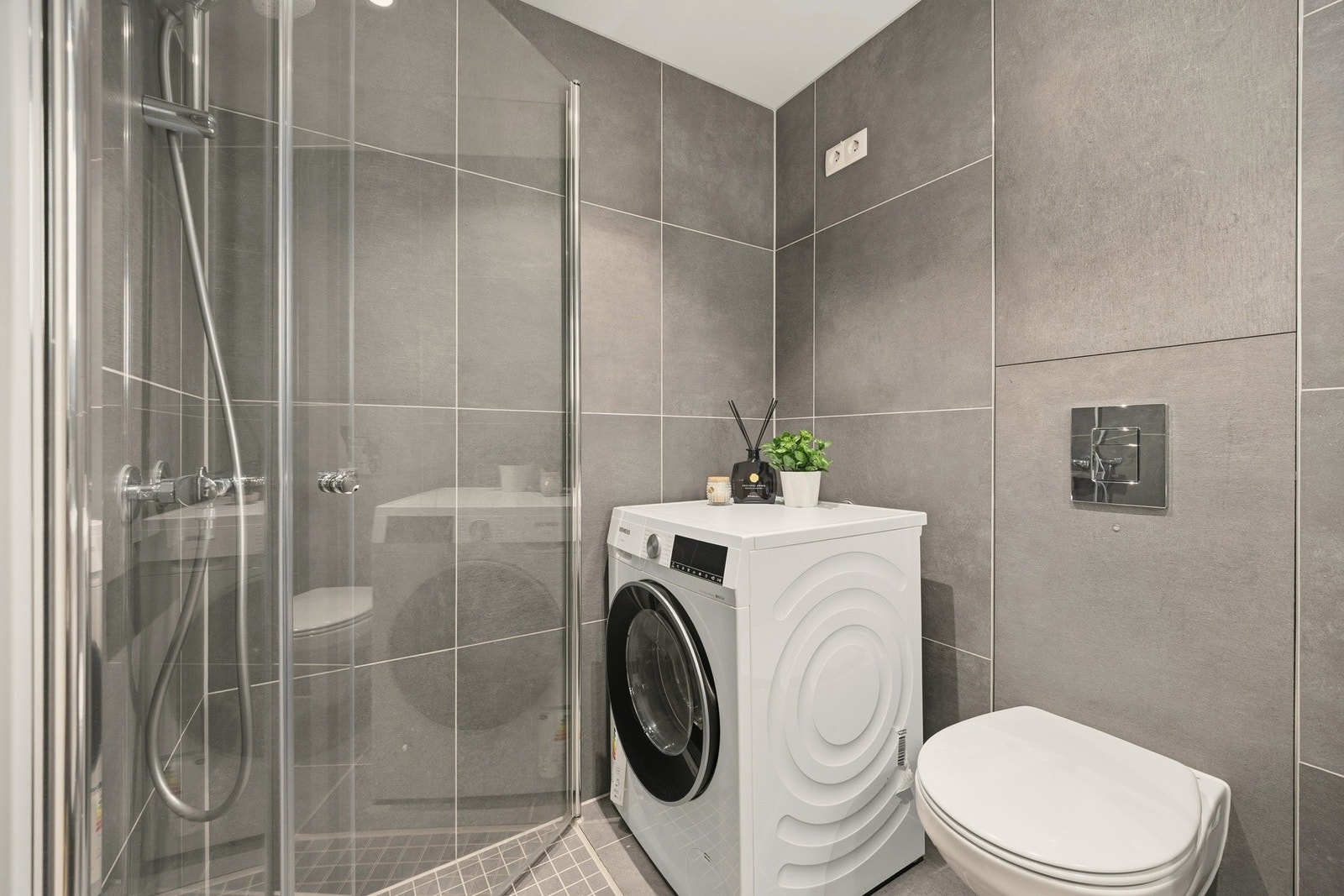 Badet har opplegg for vaskemaskin, som gir en praktisk løsning i hverdagen. Galleribilde