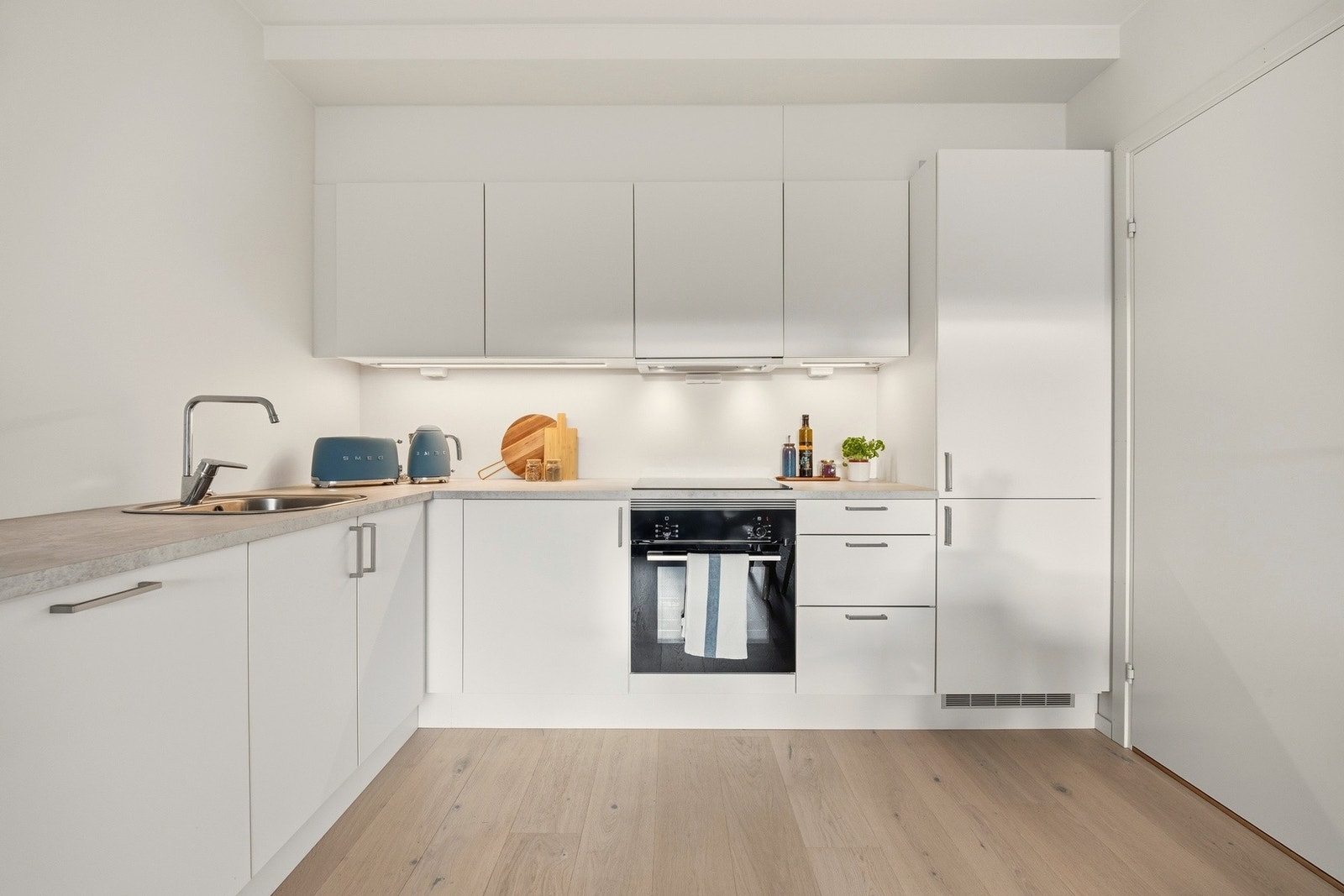 Moderne kjøkken med med slette fronter og laminat benkeplate Galleribilde