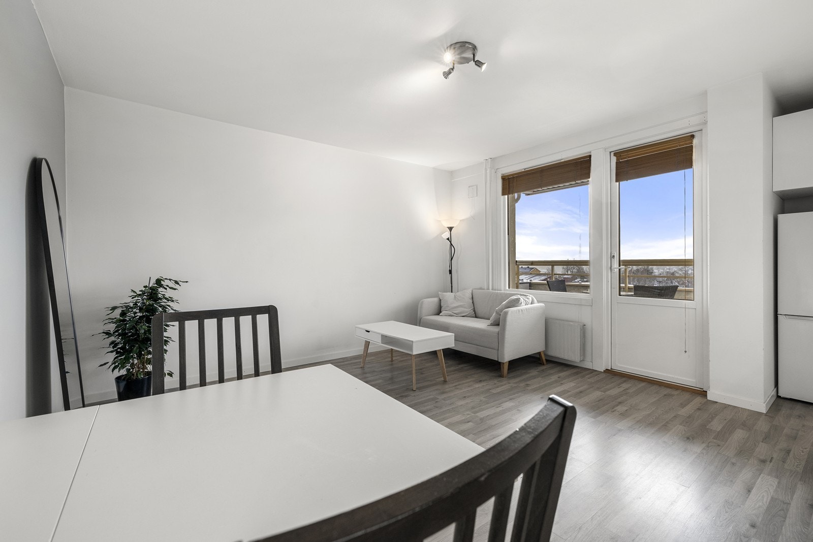 Alle overflater i stue og kjøkken er fra 2020, noe som gir et tidsriktig og rent uttrykk. Galleribilde