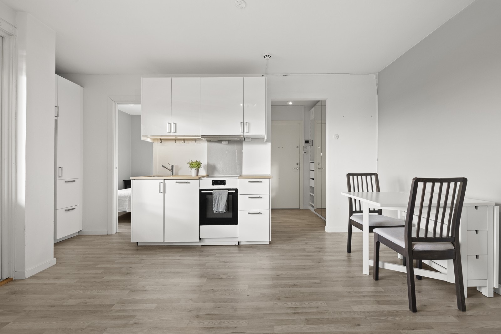 Gjennomgående laminatgulv fra 2020 binder sammen rommene og skaper et helhetlig inntrykk. Galleribilde