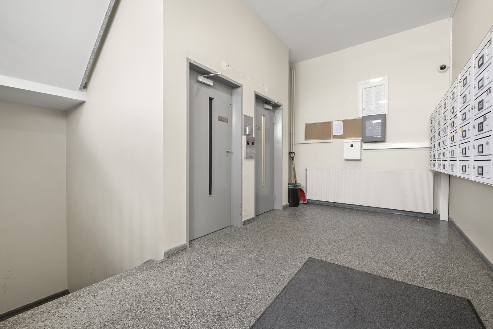 Bygget har to heiser som ble byttet i 2011, som tar deg enkelt opp til leiligheten i 6. etasje. Galleribilde