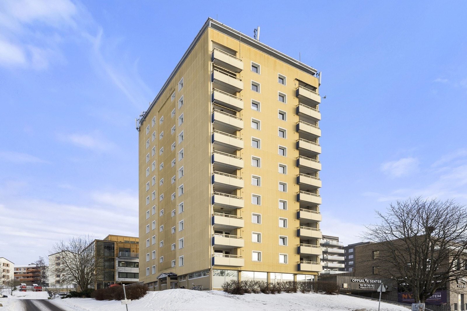 Bygningen er en høyblokk fra 1963 med bærende betongkonstruksjoner. Galleribilde