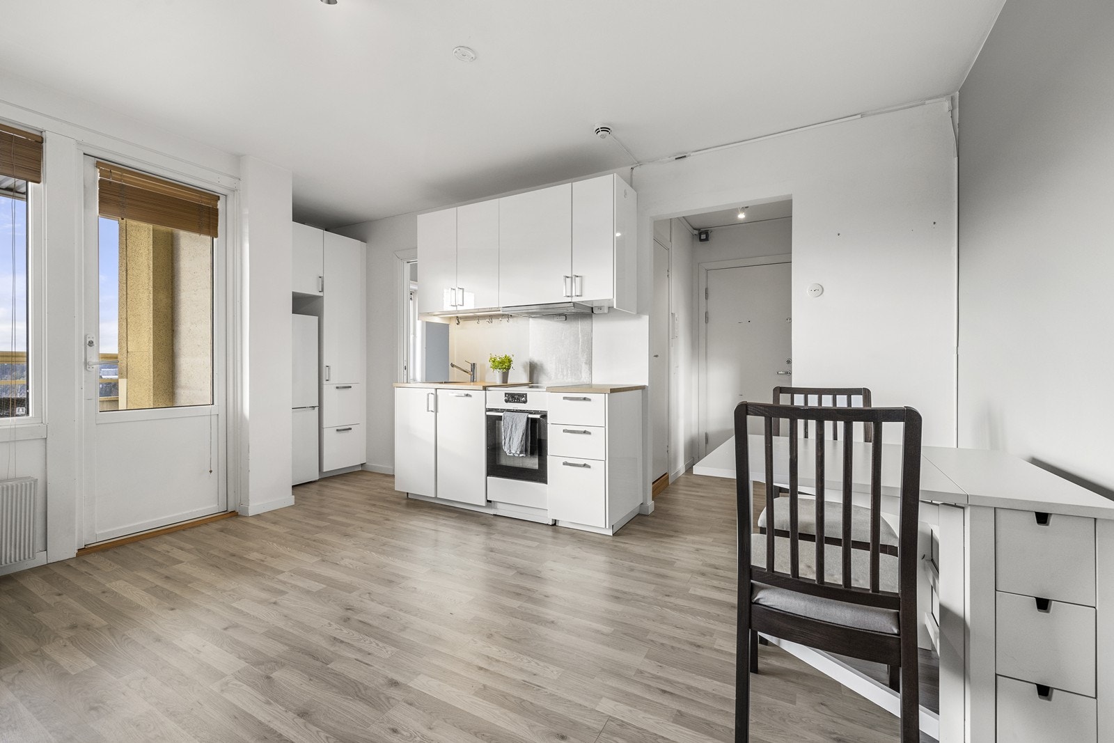 Den åpne løsningen gir en lys atmosfære. Fjernvarme og varmtvann er inkludert i felleskostnadene. Galleribilde