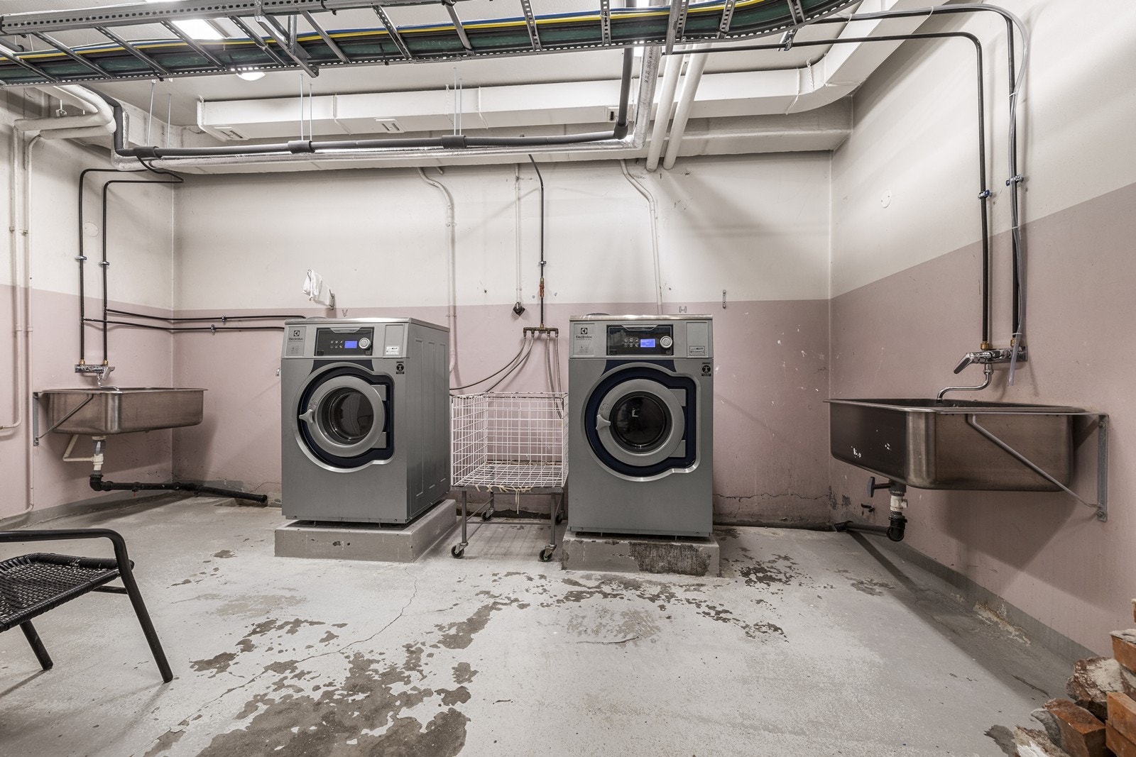 Borettslaget har et fellesvaskeri med moderne maskiner tilgjengelig for beboerne. Galleribilde