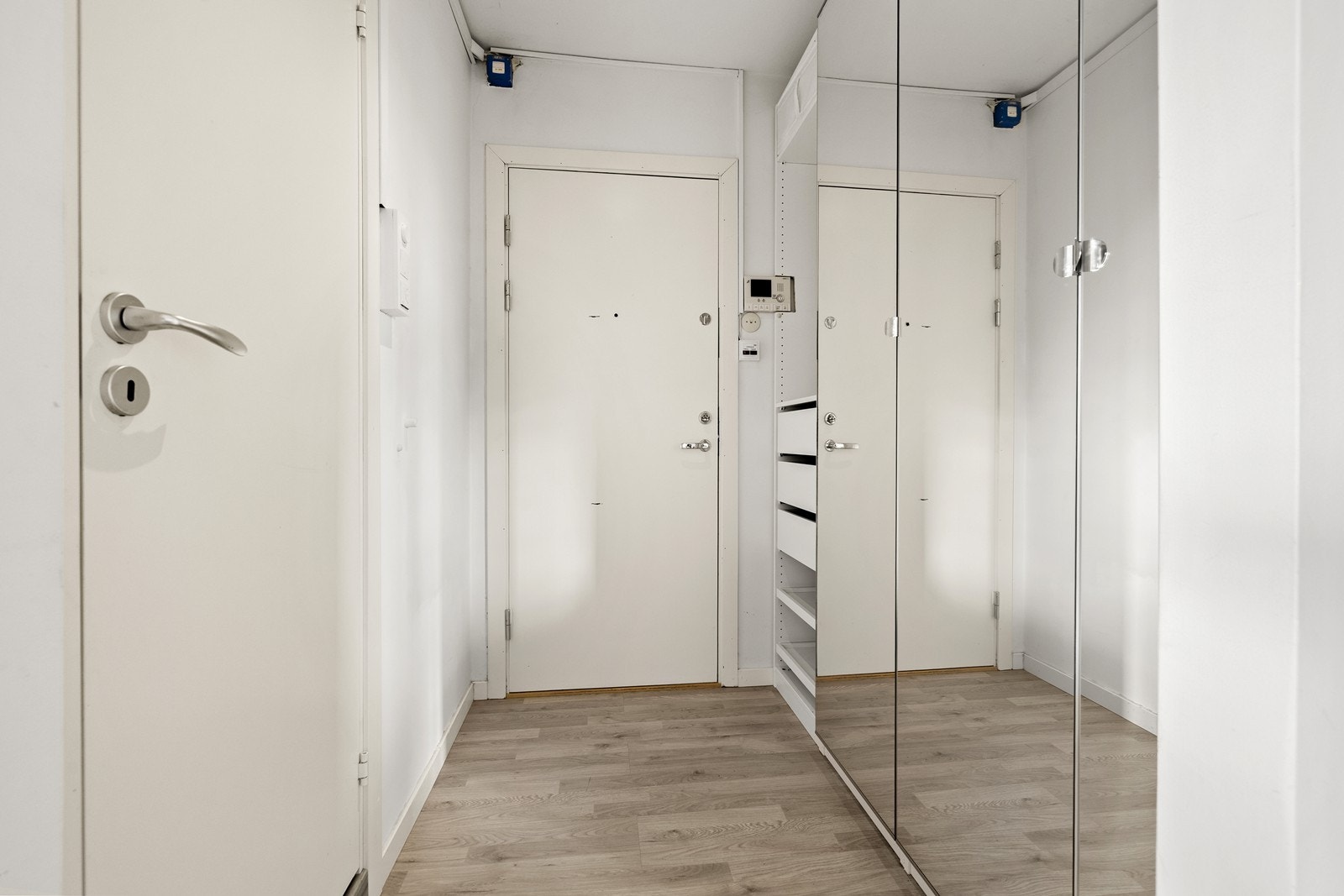 Praktisk entré med garderobeskap og en brann- og lydklassifisert entredør for økt trygghet. Galleribilde