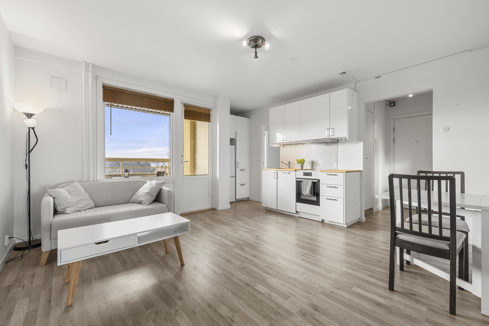 Stuen varmes opp av en original radiator tilknyttet anlegget for vannbåren varme. Galleribilde