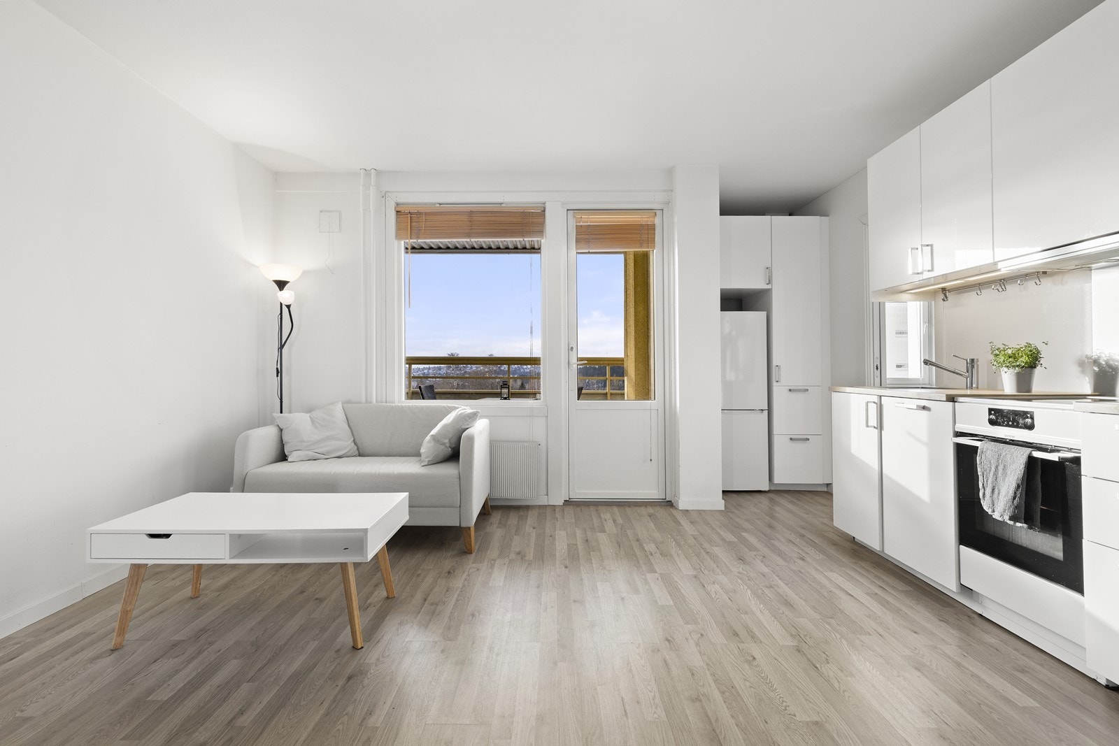 Vinduene og balkongdøren med 2-lags energiglass fra 2006 bidrar til god isolasjon. Galleribilde