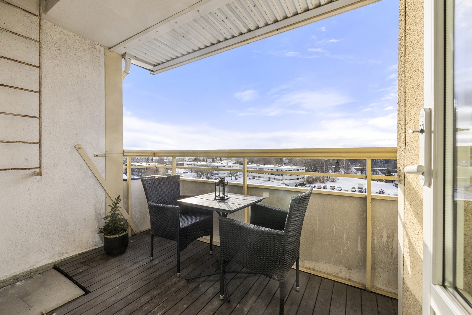 Fra stuen er det utgang til en vestvendt balkong på 6 m² med tregulv. Galleribilde