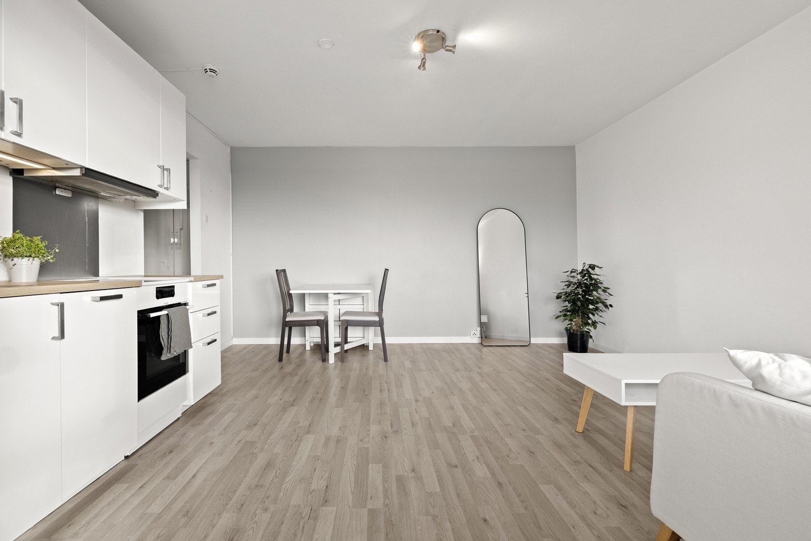 Leiligheten har en smart, endret planløsning med en åpen og sosial sone mellom stue og kjøkken. Galleribilde