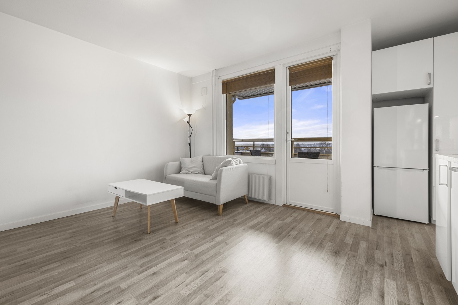 Den åpne stuen gir fleksible møbleringsmuligheter for både sofagruppe og spiseplass. Galleribilde