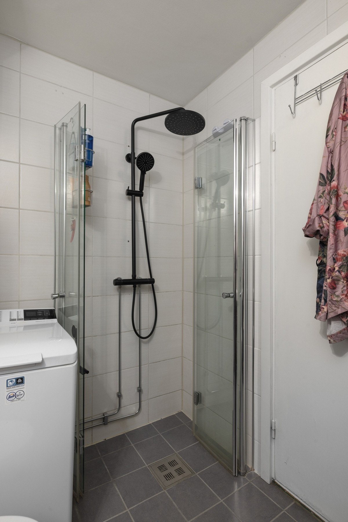 Bad med dusjnisje og glassdører Galleribilde