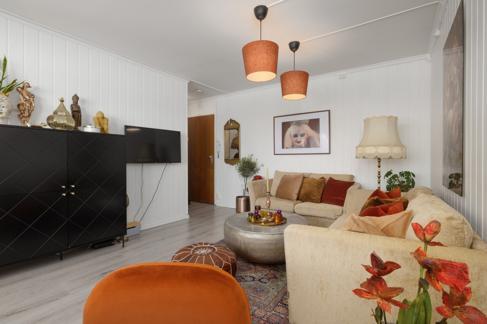 Romslig stue med gode møbleringsmuligheter Galleribilde