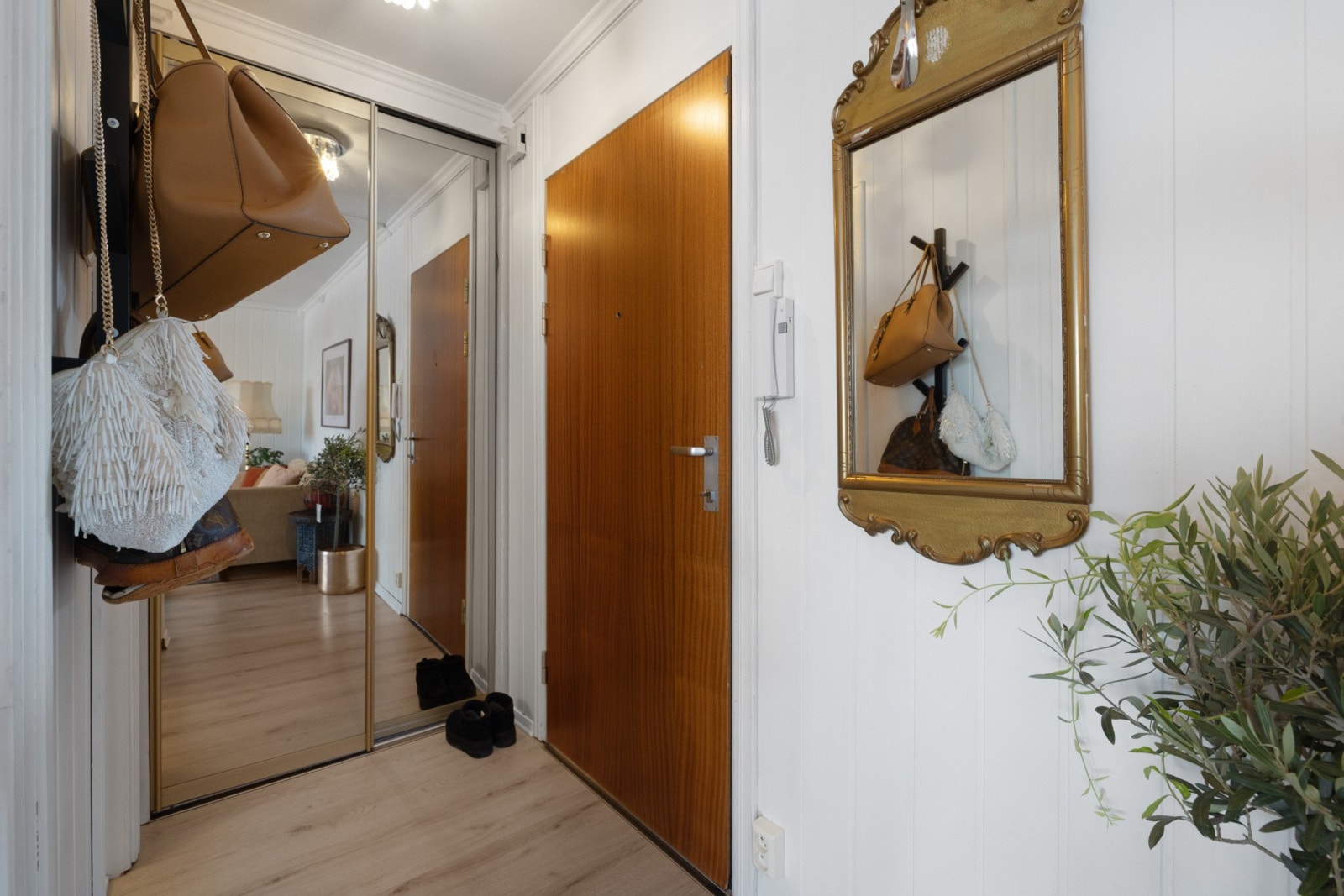 Entré med garderobeskap og speil Galleribilde