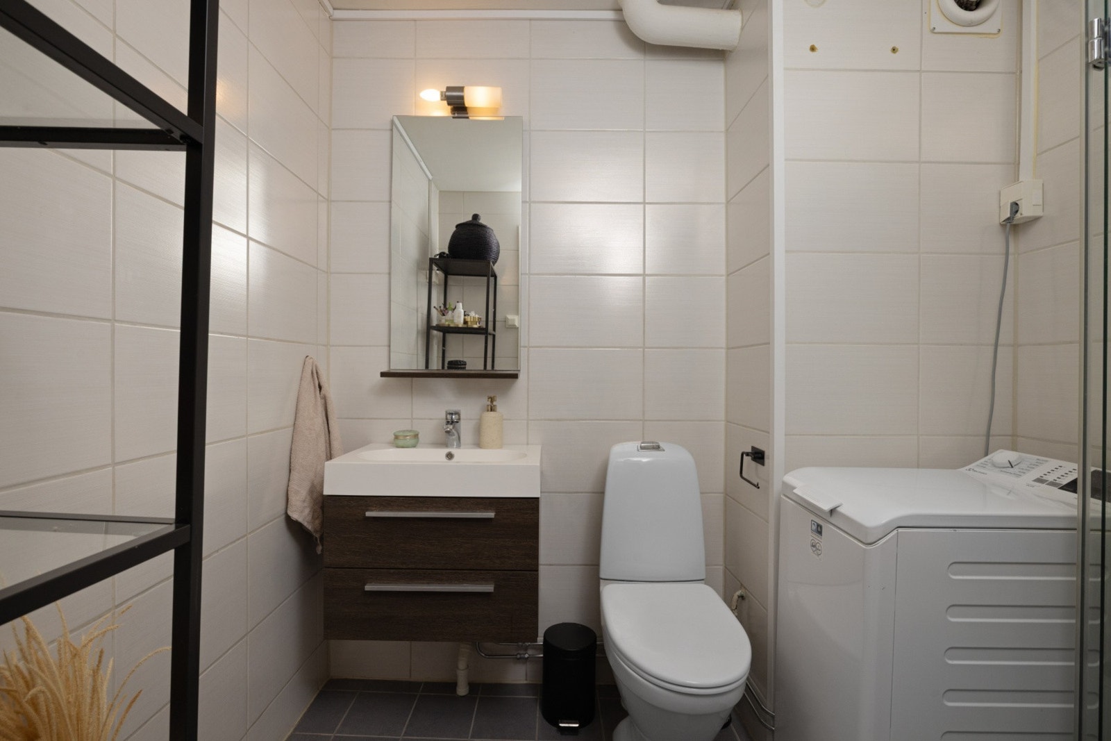 Bad med servant og oppbevaring Galleribilde