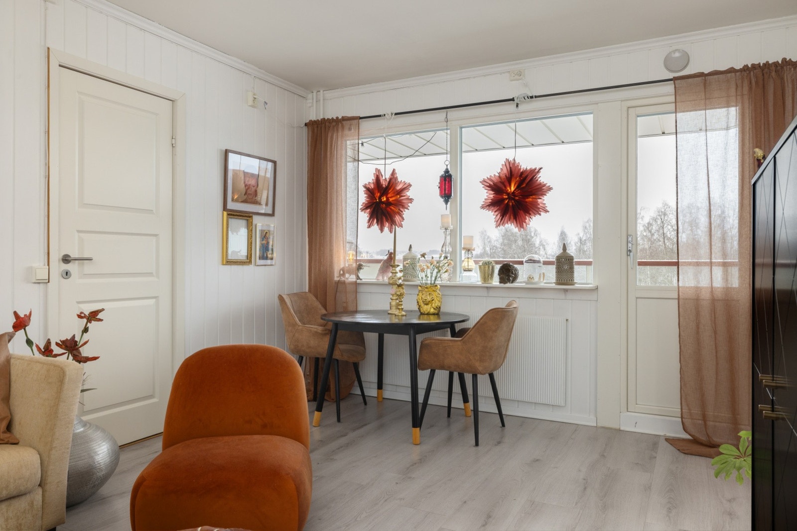 Spiseplass ved vindu med utgang til balkong Galleribilde