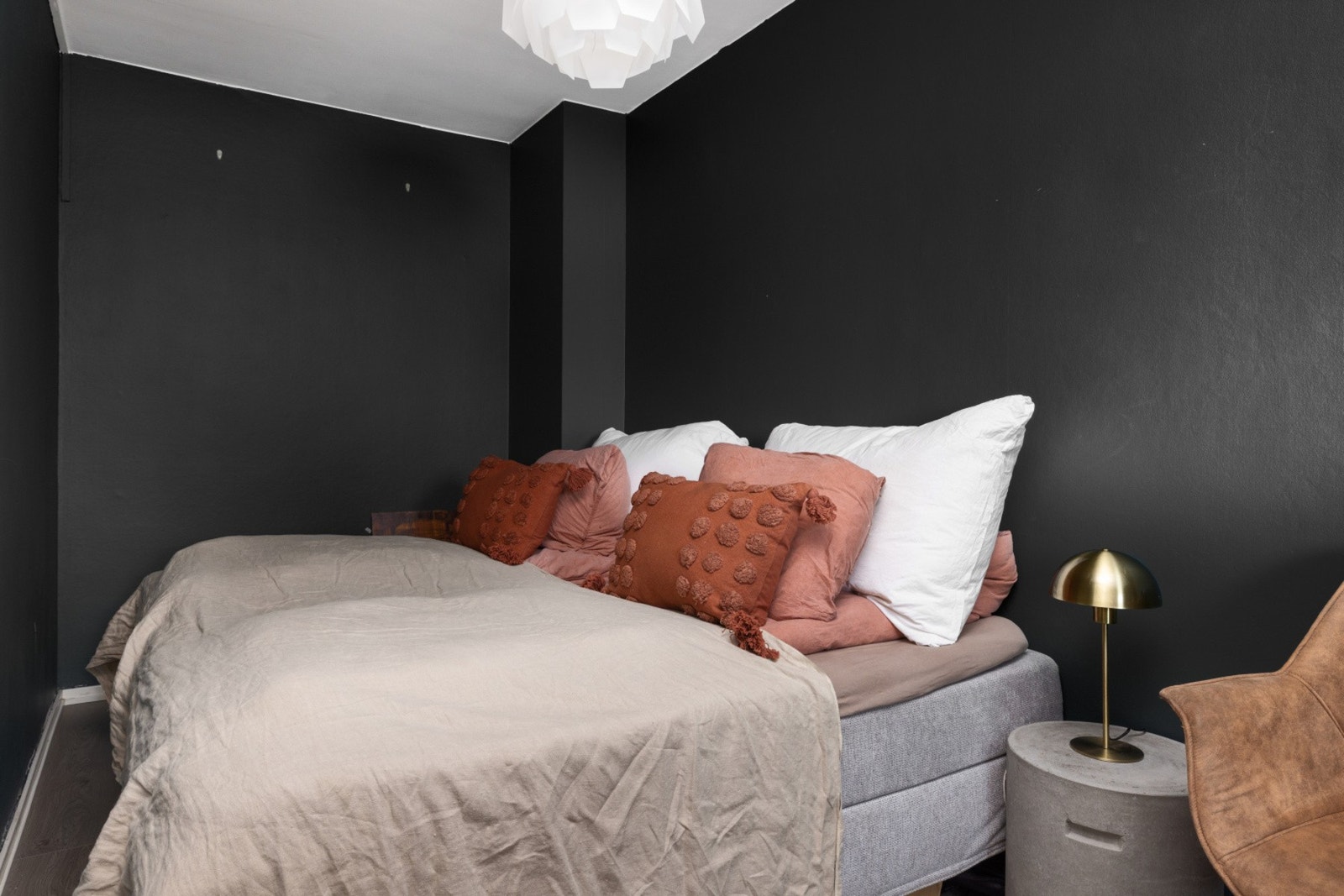 Soverom med plass til dobbeltseng Galleribilde