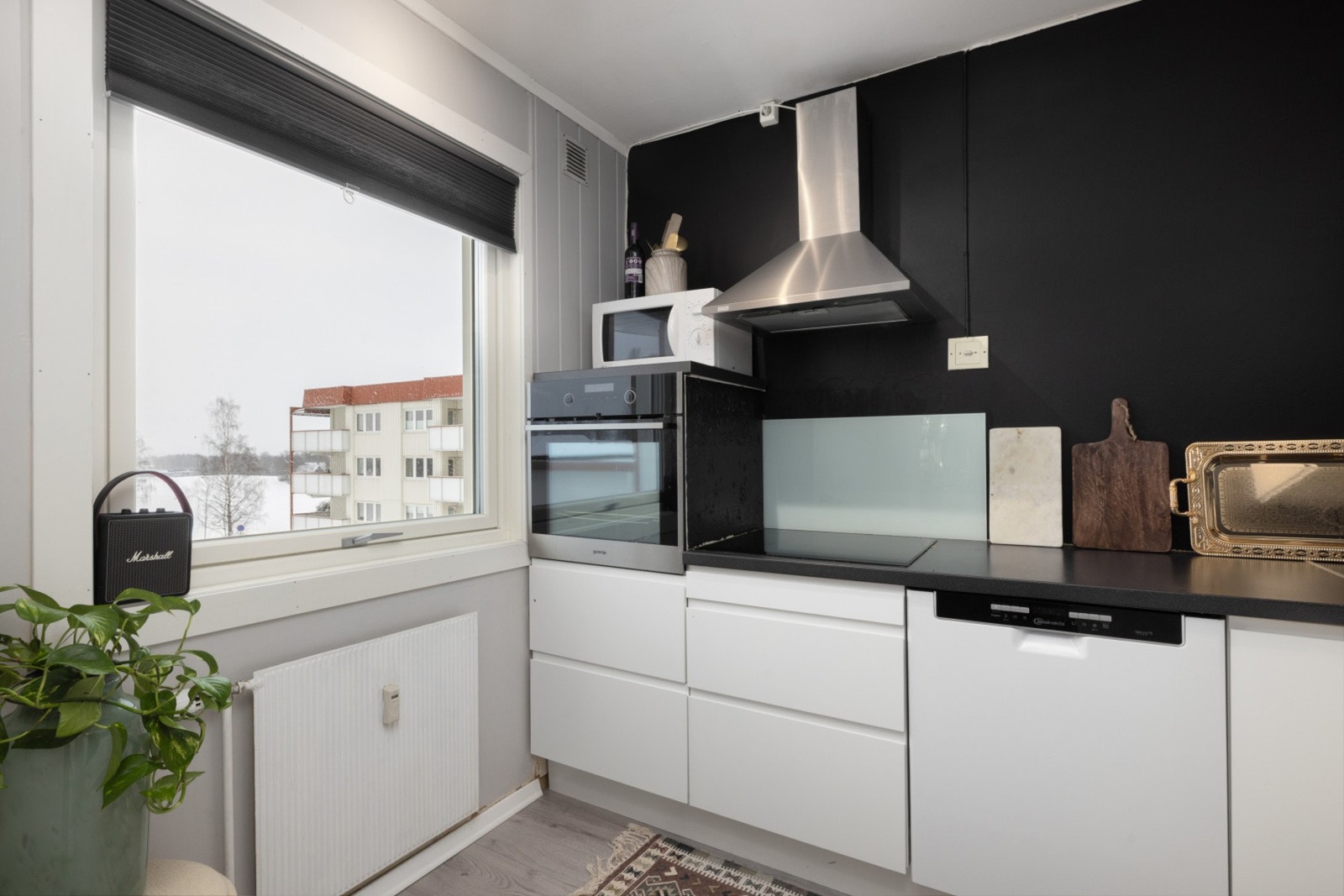 Praktisk kjøkken med vindusplassering ved arbeidsflate Galleribilde