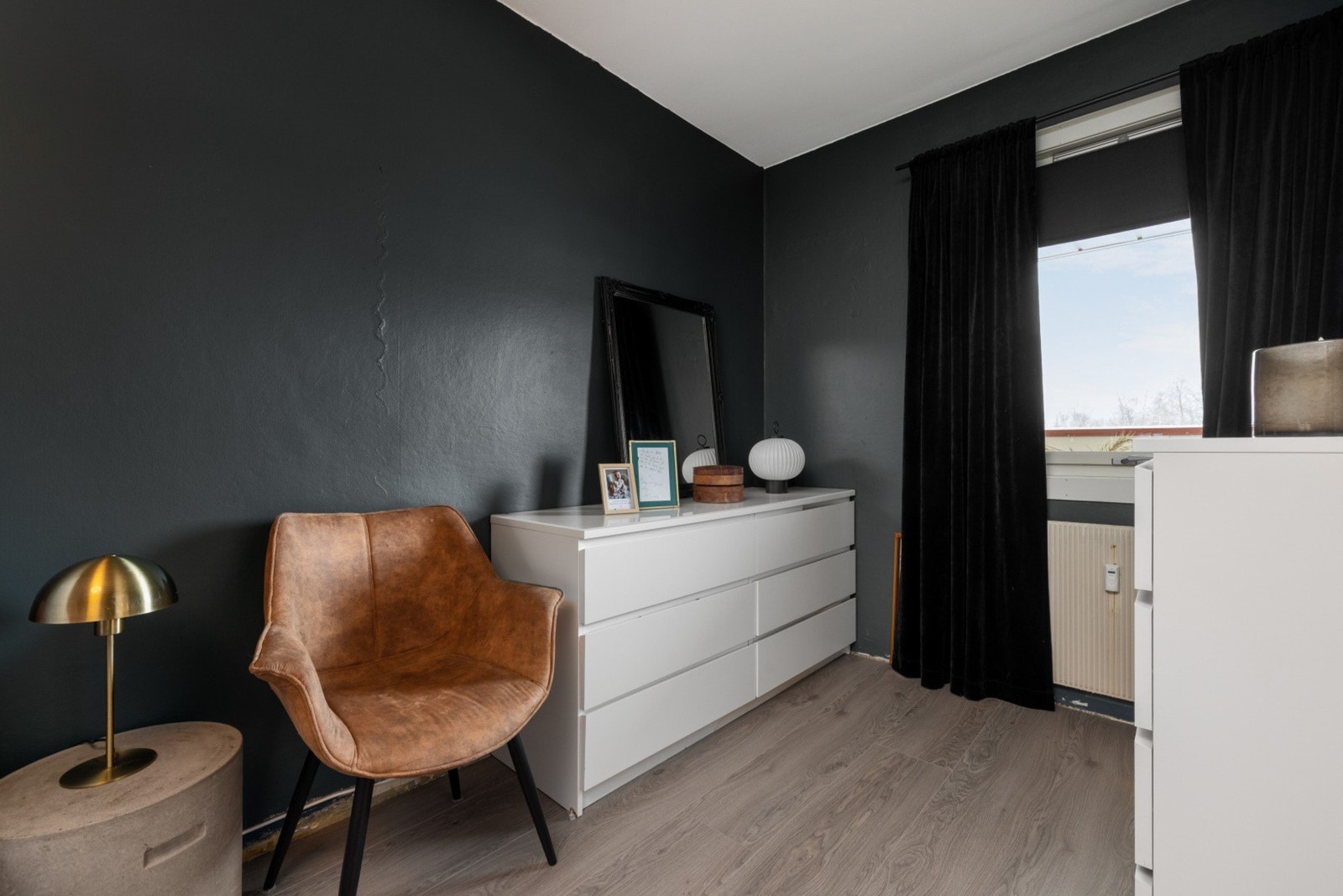 Soverom med garderobeløsning og vindu Galleribilde