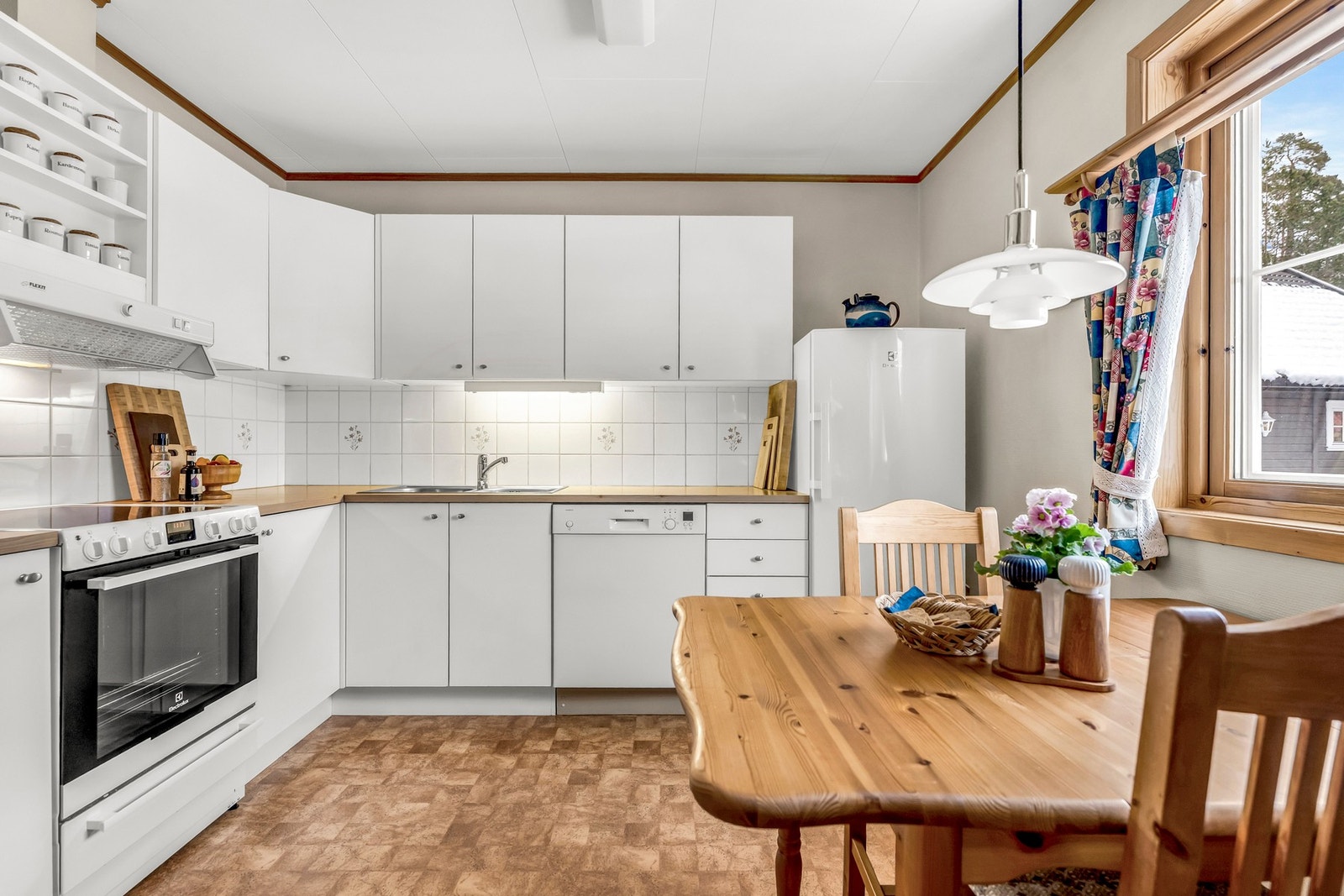 Pent kjøkken med koselig spiseplass. Galleribilde