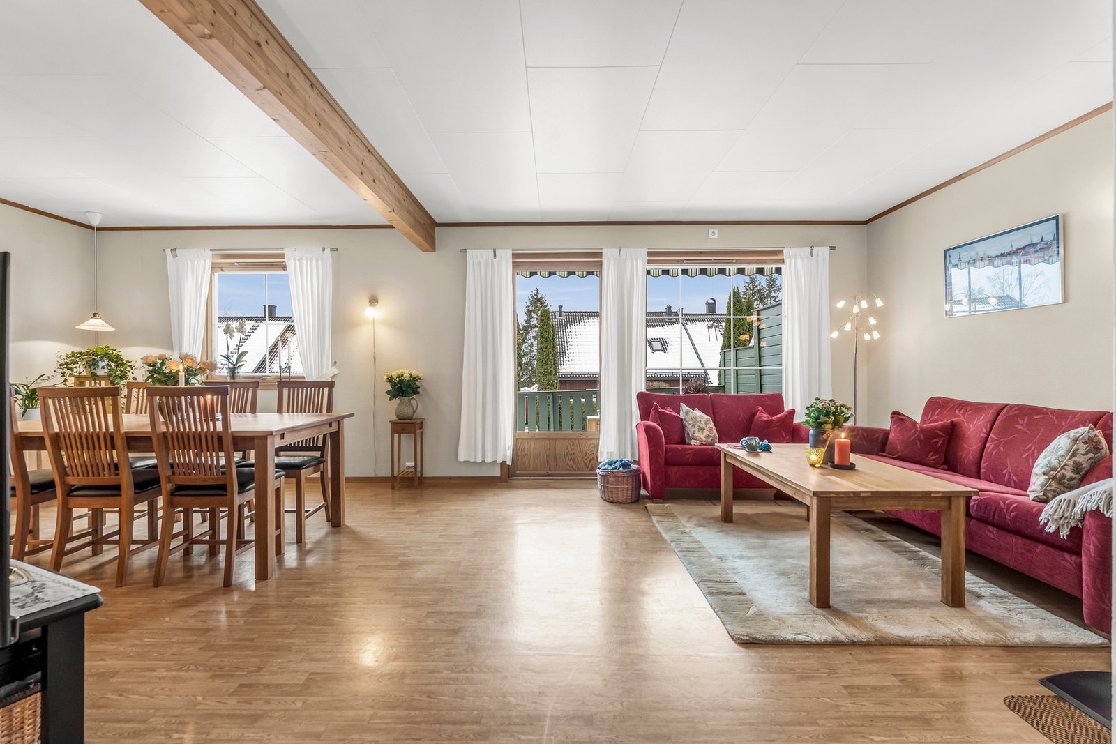 Det er utgang til solrik terrasse fra stuen. Galleribilde