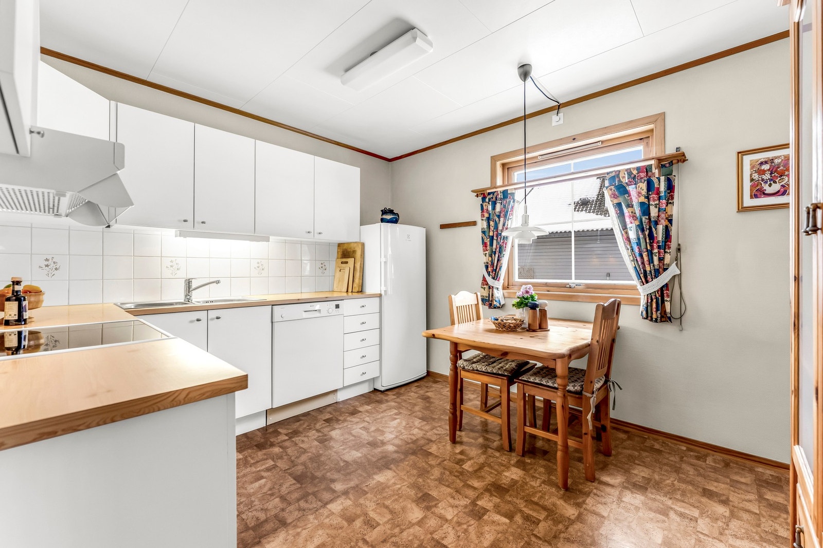 Det er godt med skap- og benkplass på kjøkkenet. Galleribilde