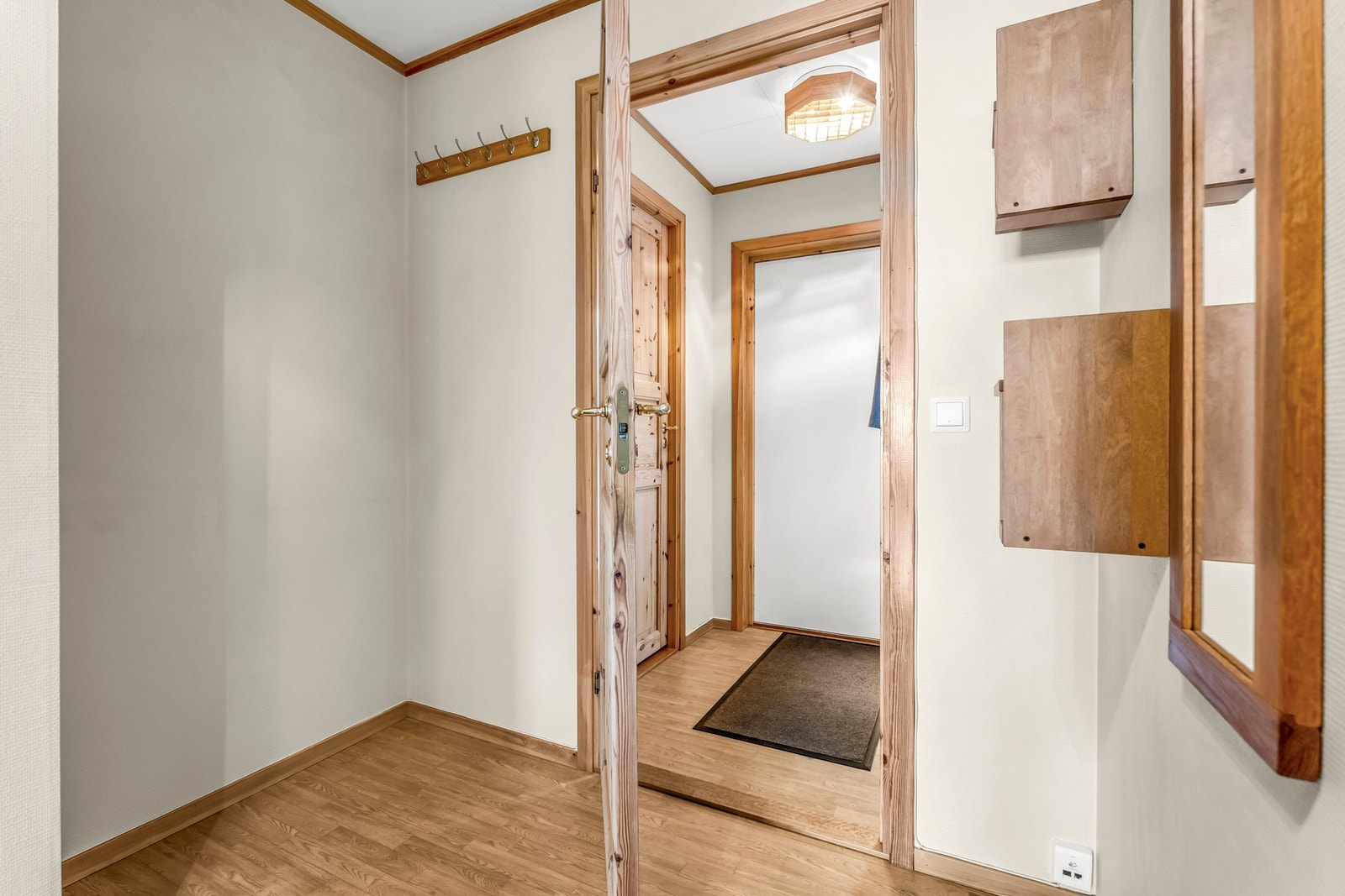 Lys entré og gang med plass til garderobeløsning. Galleribilde