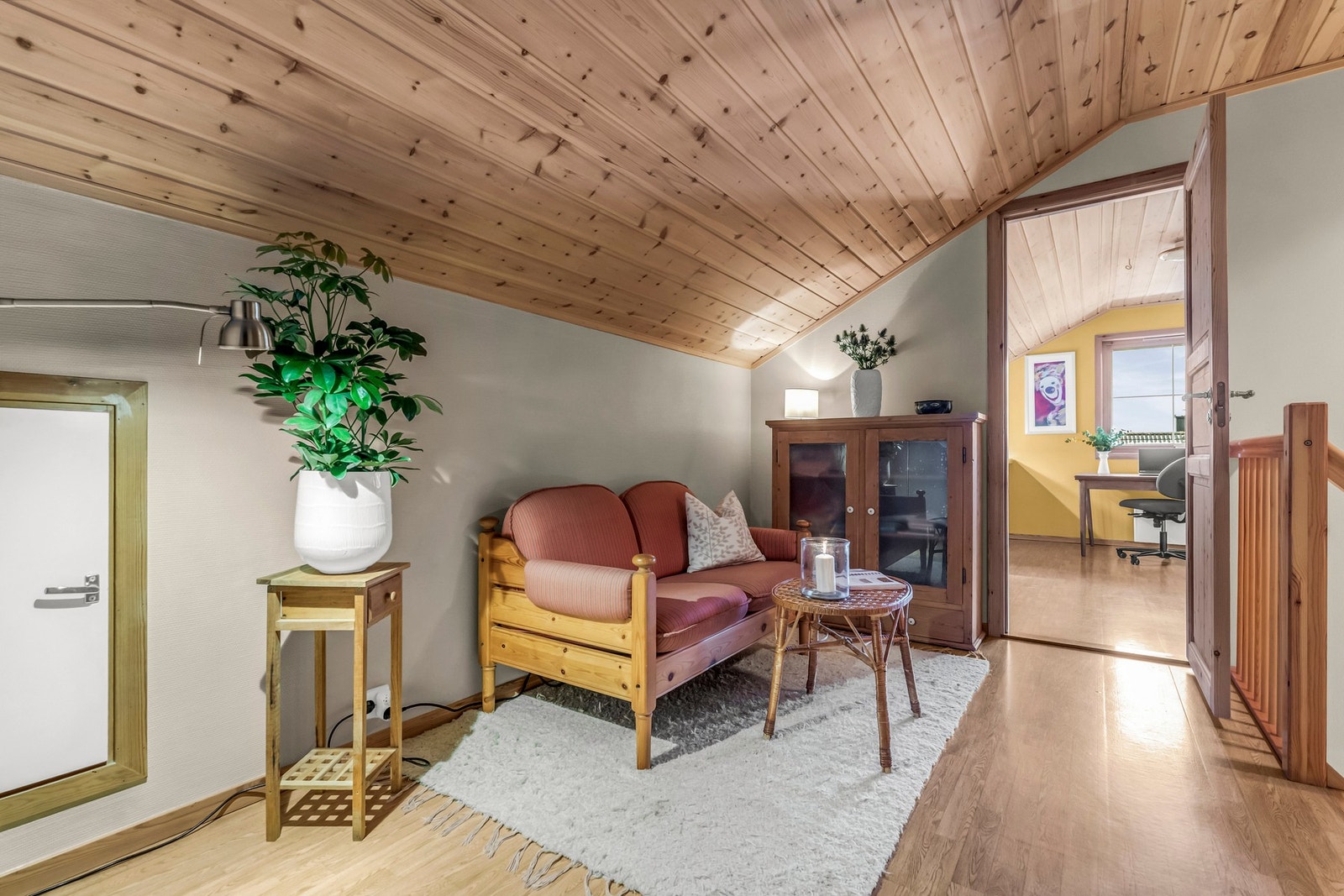 Lys og koselig loftstue med kneloft. Galleribilde