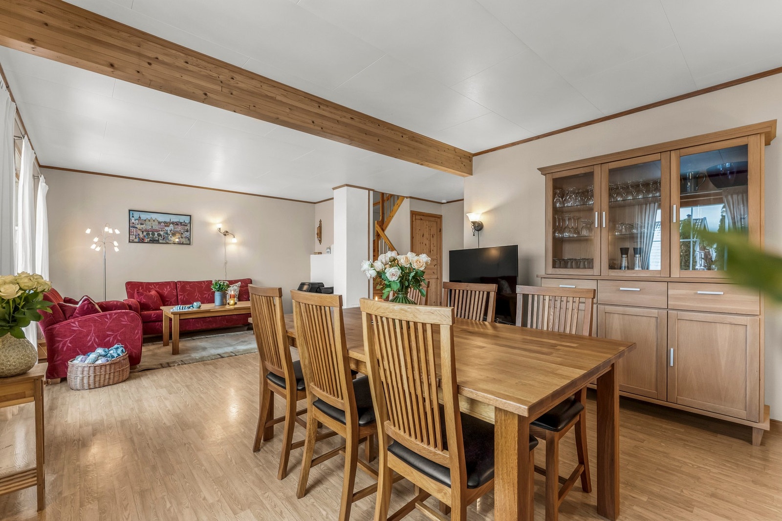 Spisestuedelen av stuen. Galleribilde