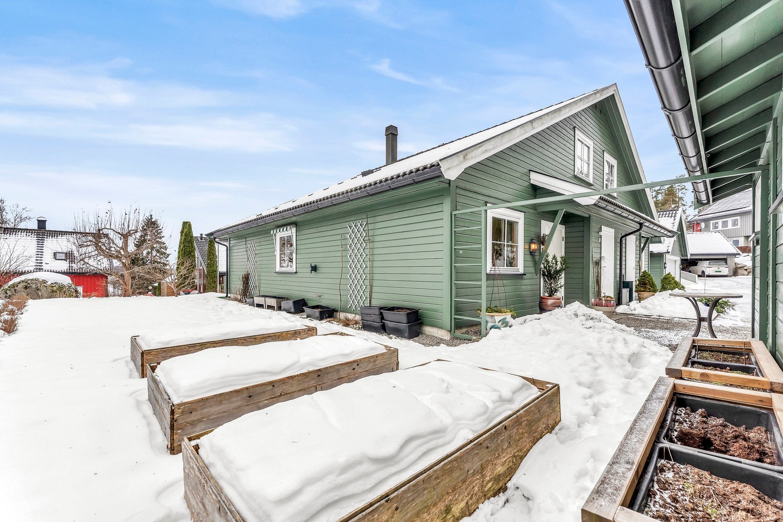 Tomten har flotte plenarealer med diverse beplantning og bed. Galleribilde