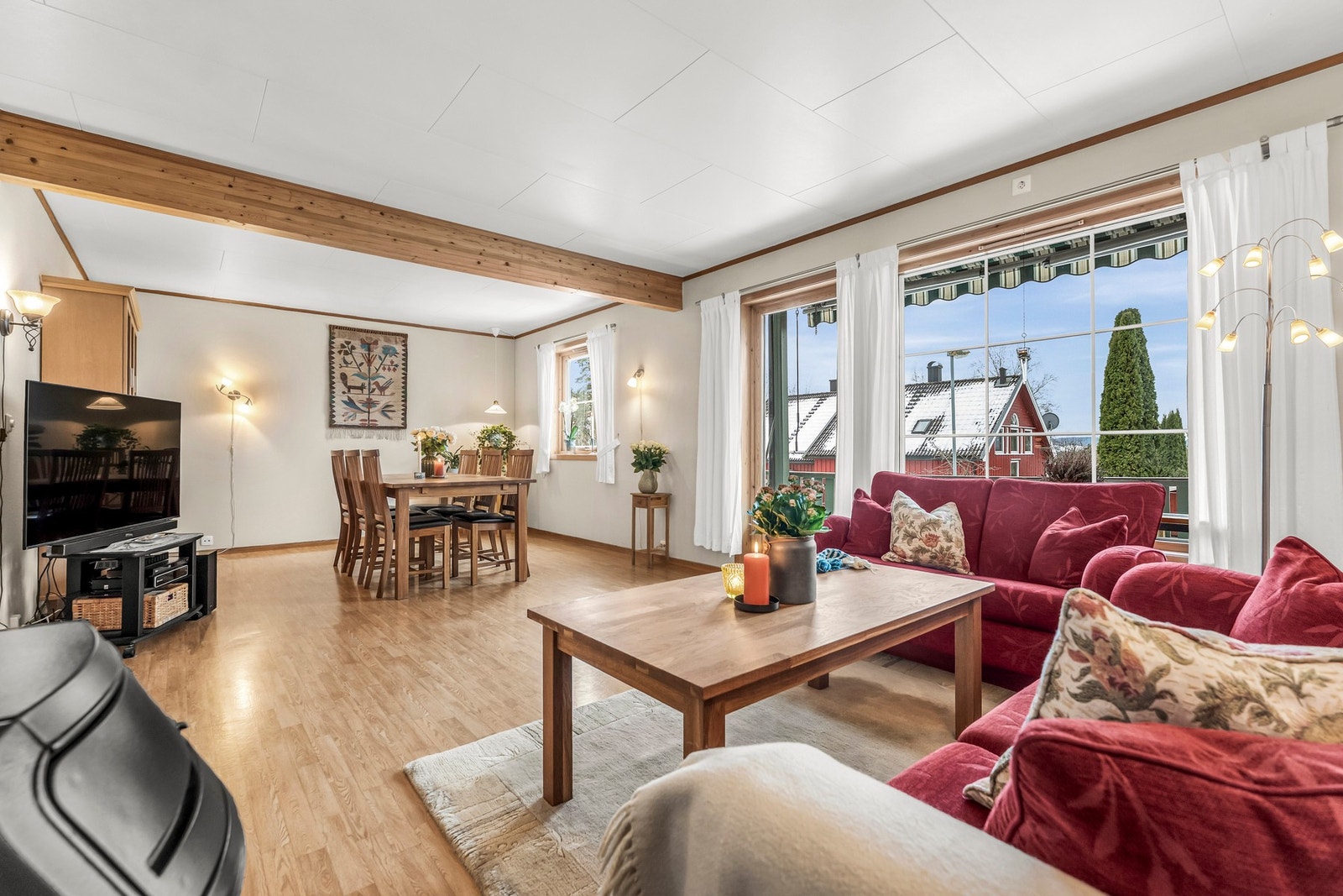 Stuen har store vinduer som slipper inn rikelig med lys. Galleribilde