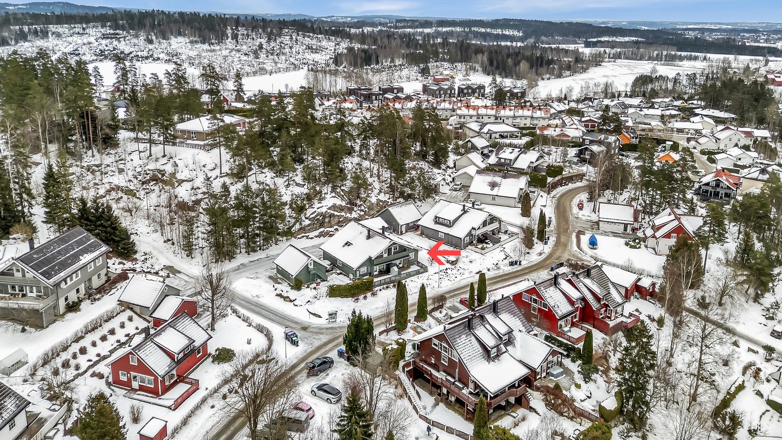 Eiendommen ligger i et veletablert, rolig og barnevennlig boligområde med kort gangen til skoler, barnehage, togstasjon og matbutikk. Galleribilde