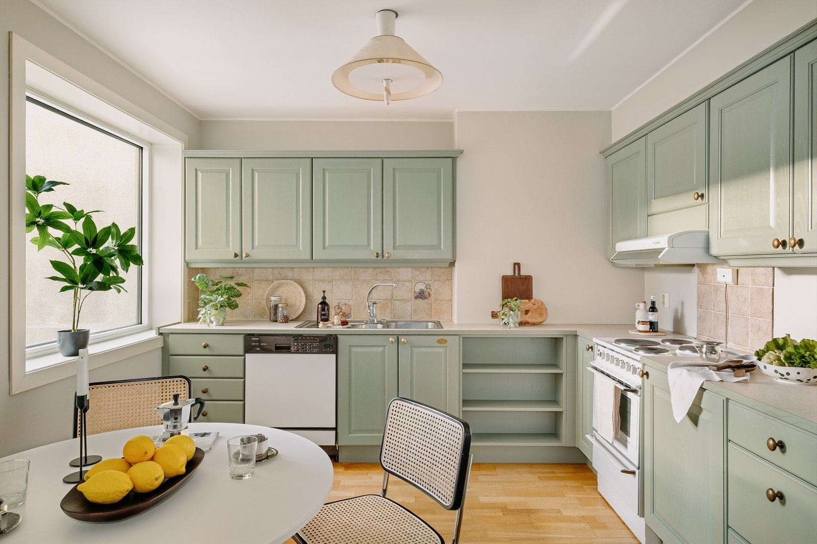 Kjøkkenet har innredning fra Sivesind med profilerte fronter, benkeplate av laminat og fliser mellom benkeplate og overskap. Galleribilde