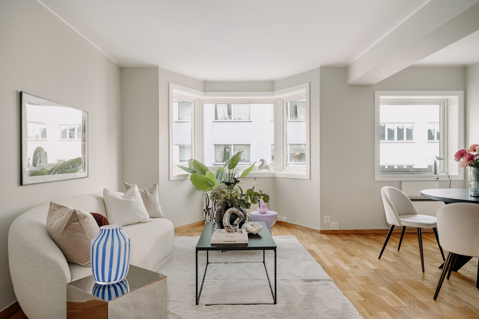 Store vindusflater sikrer rikelig med naturlig lysinnslipp noe som setter et lyst og fint preg over rommet. Galleribilde