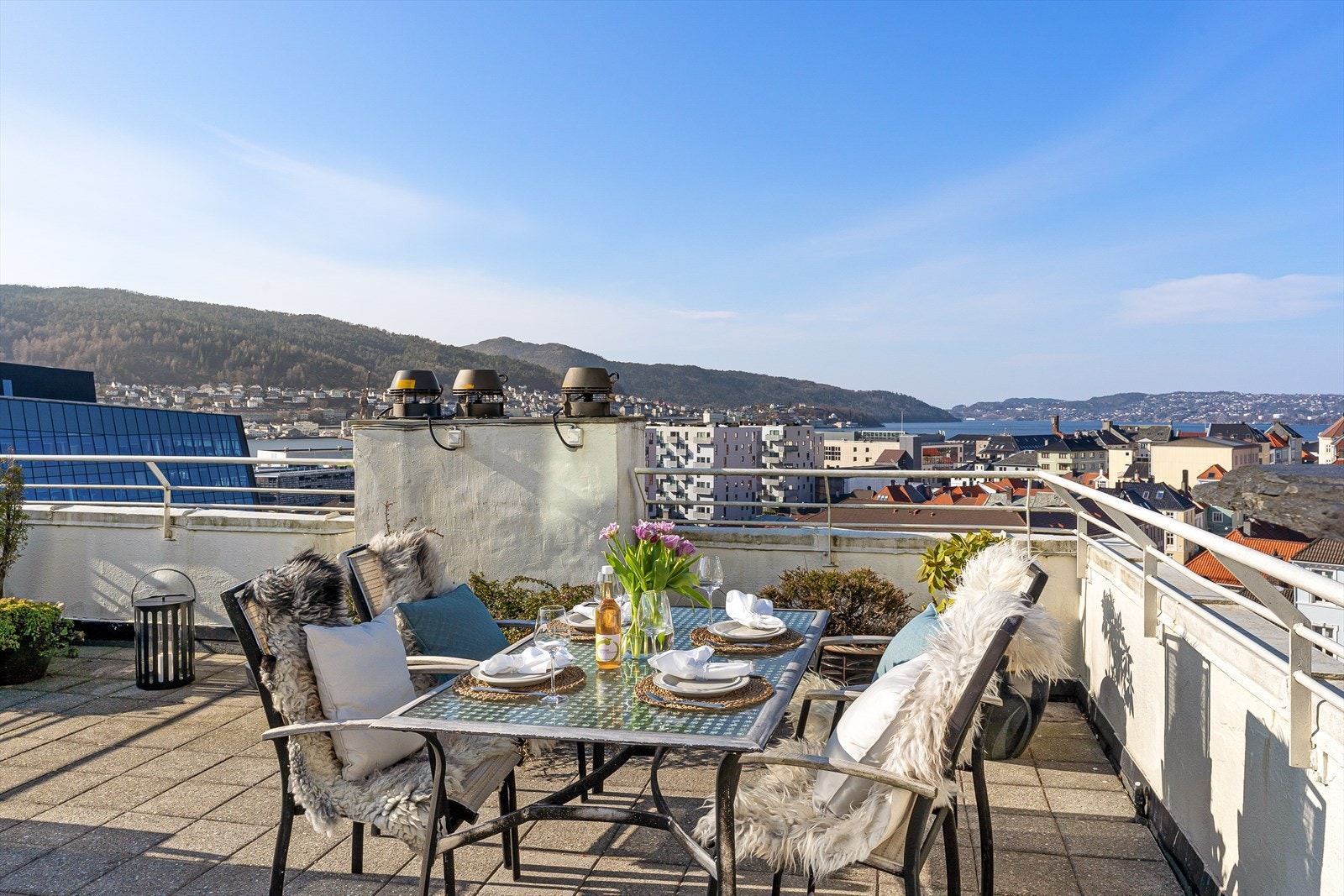 En flott 3-roms selveierleilighet med felles solrik takterrasse, heis i bygget og en svært sentral beliggenhet! Galleribilde