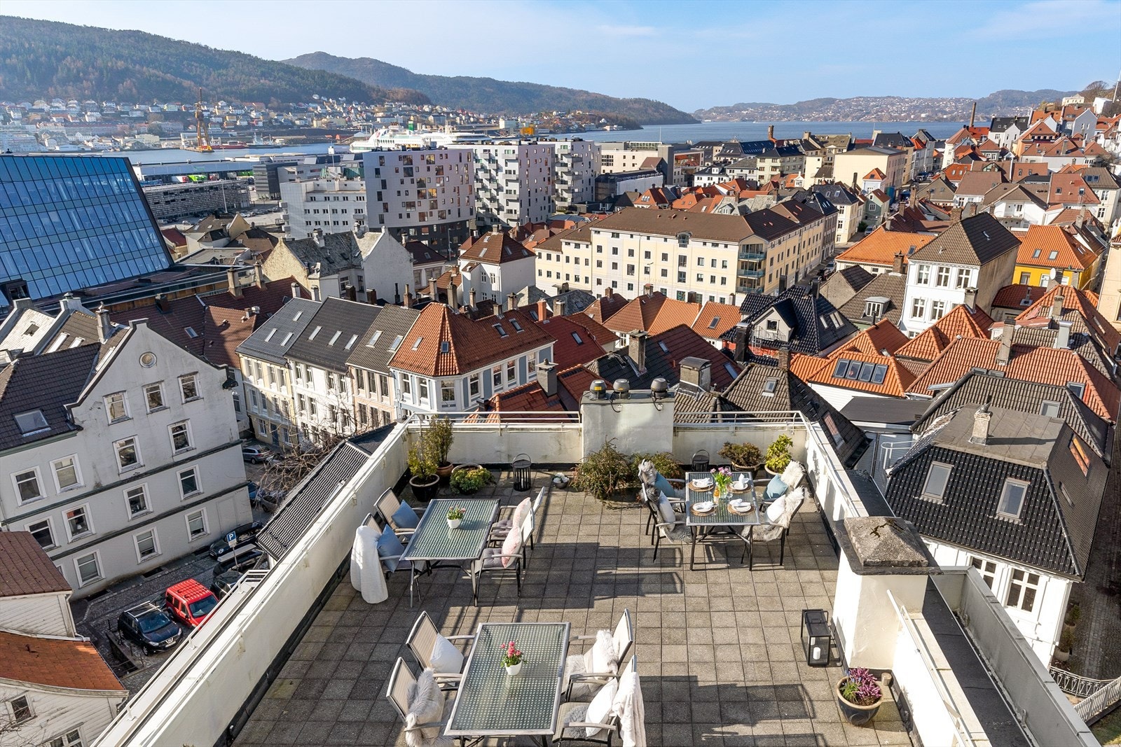 Denne kan benyttes av beboerne og byr på flotte utemøbler og nydelig utsikt! Galleribilde