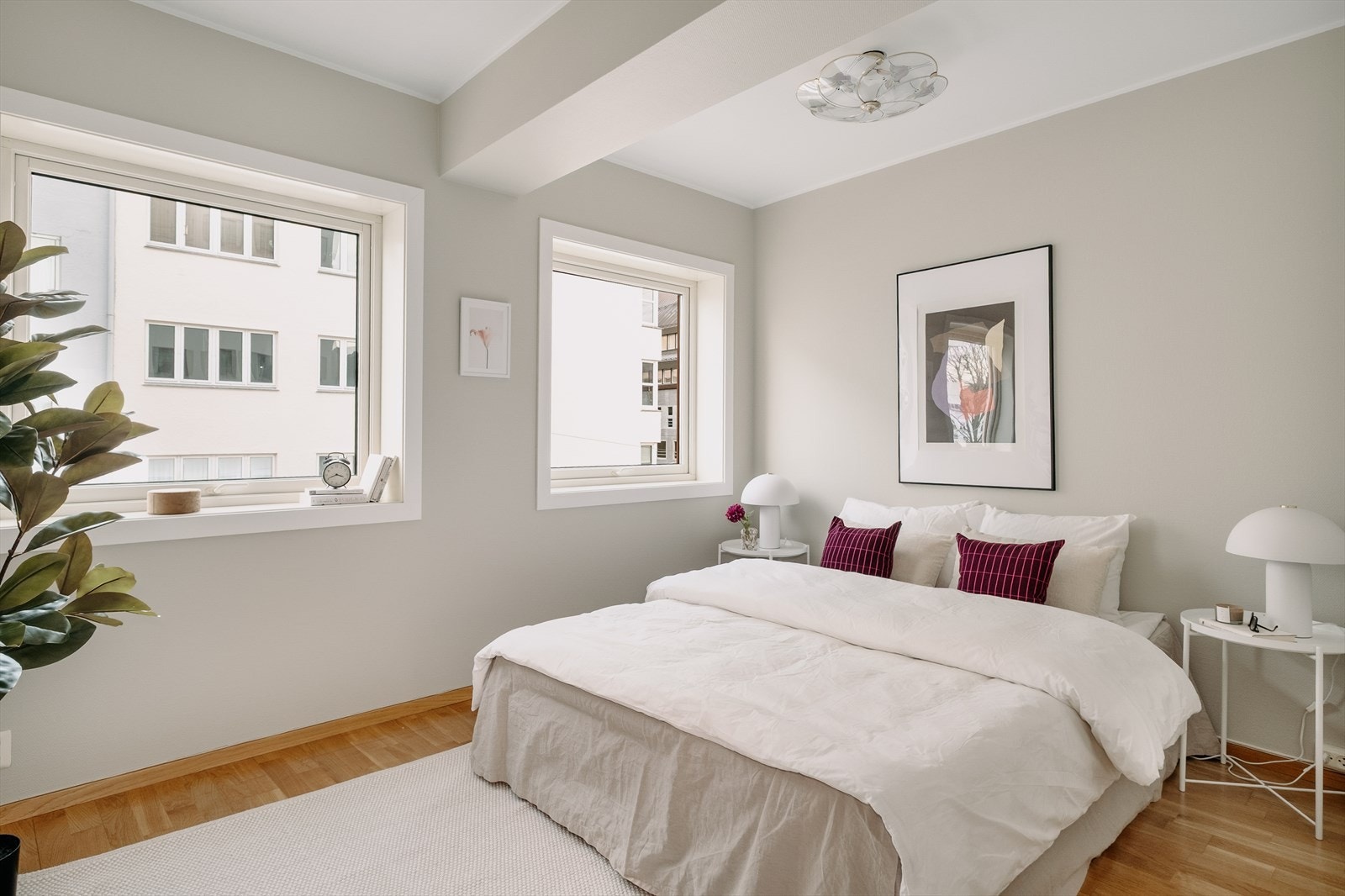 Hovedsoverommet er romslig og det er god plass til både seng av ønsket størrelse, samt tilhørende soveromsmøblement. Galleribilde