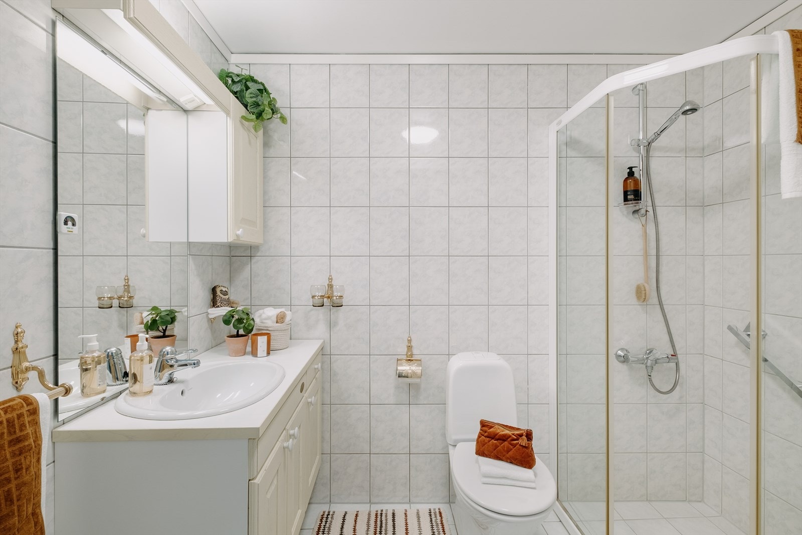 Klassisk helfliset bad med elektriske varmekabler i gulv. Galleribilde