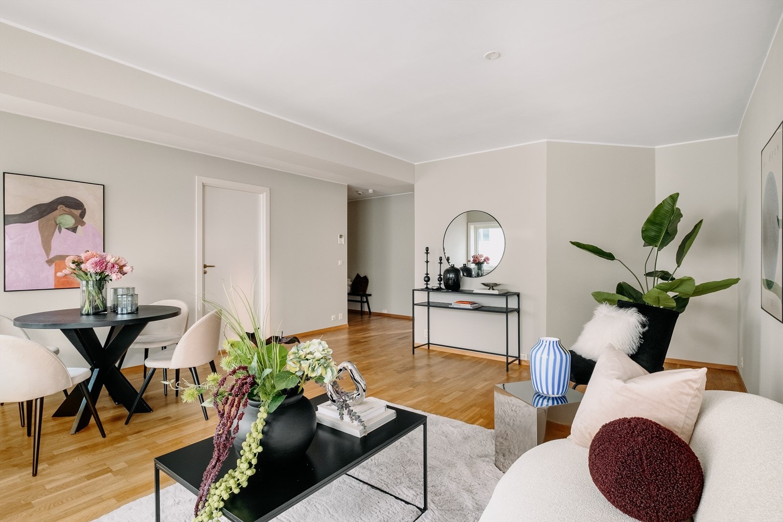 Leilighetens oppholdsrom er en lys og åpen stue på 27,18 m². Galleribilde