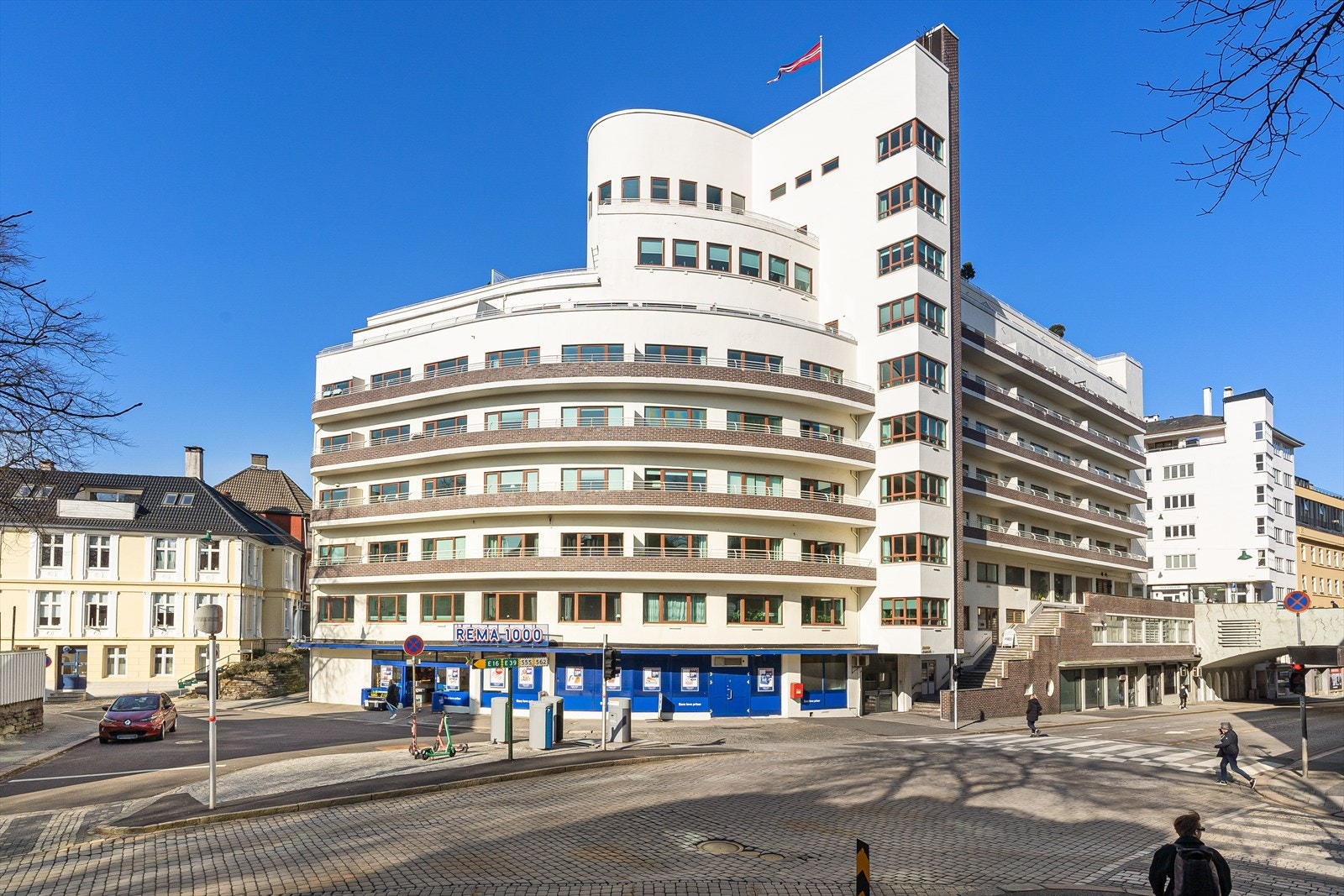 Leiligheten har en svært attraktiv beliggenhet midt i hjertet av Bergen sentrum og like ved foten av idylliske Nordnes. Galleribilde