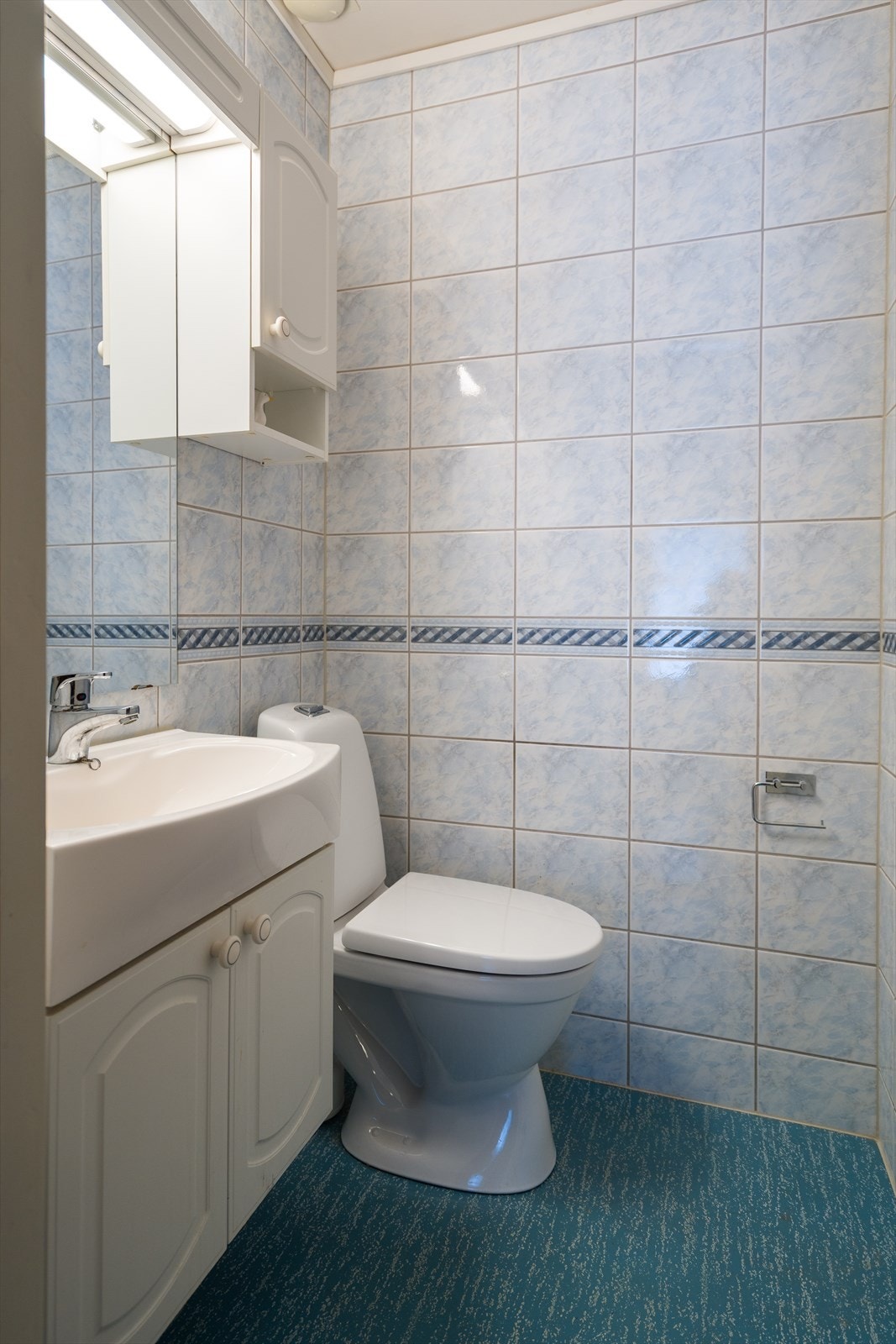 Toalettrommet har flislagte vegger og gulvbelegg. Galleribilde