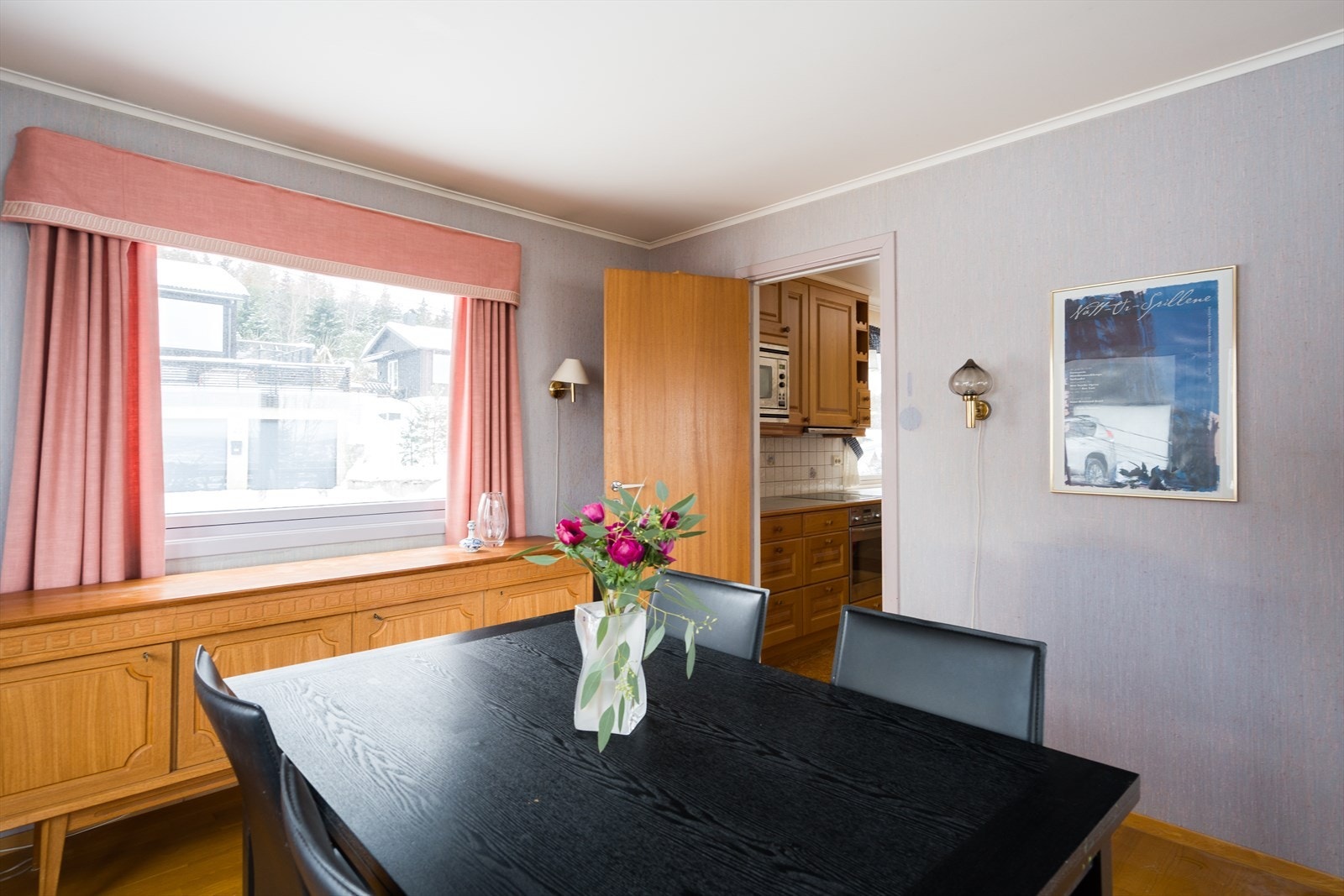 Spisestuen ligger i tilknytning til kjøkkenet, som er praktisk for servering. Galleribilde