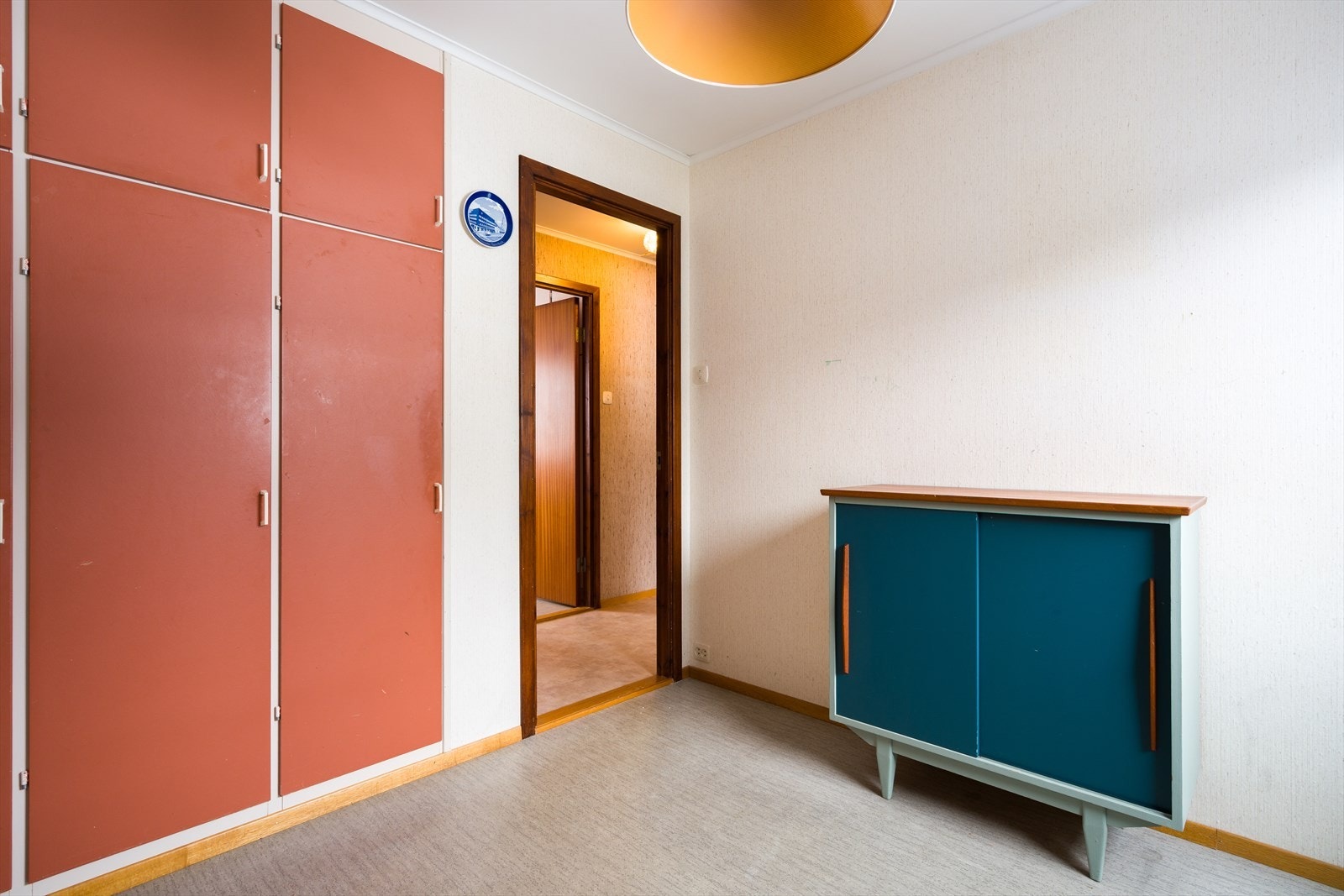 Innebygde skap gir praktisk oppbevaringsplass i soverommet. Galleribilde