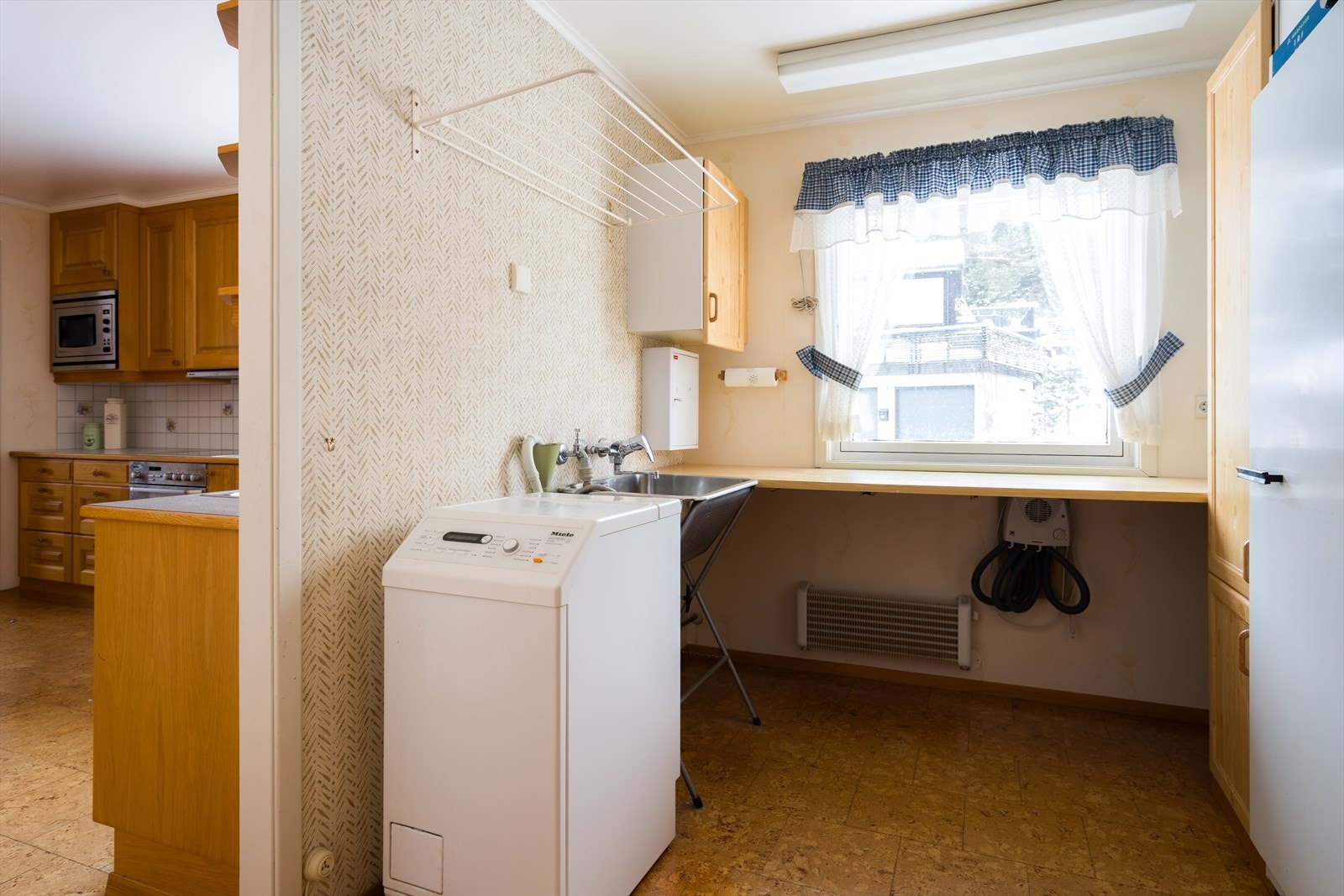 Praktisk vaskerom med opplegg for vaskemaskin. Galleribilde