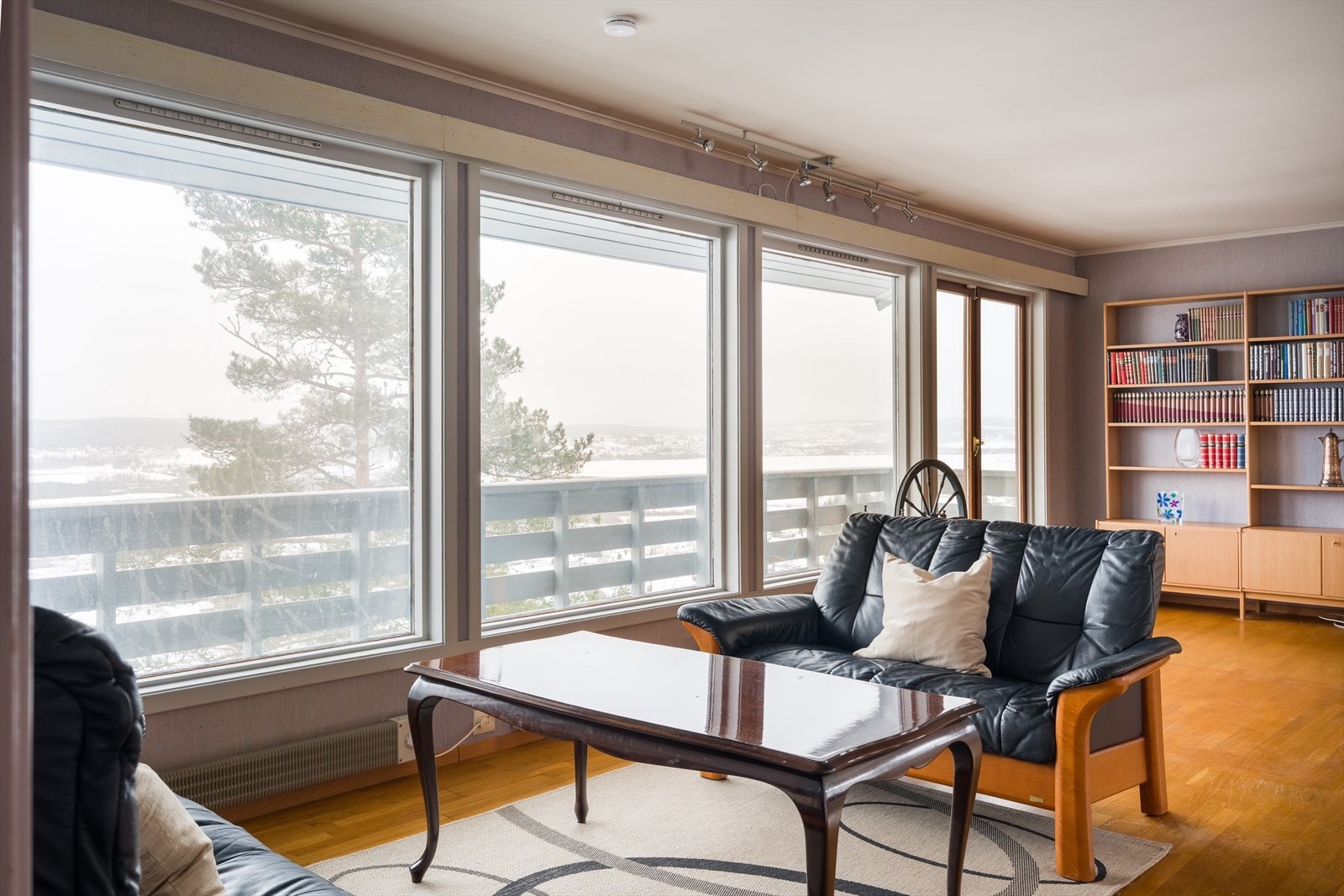 Stuen har direkte utgang til balkong, noe som gir enkel tilgang til uteområdet. Galleribilde