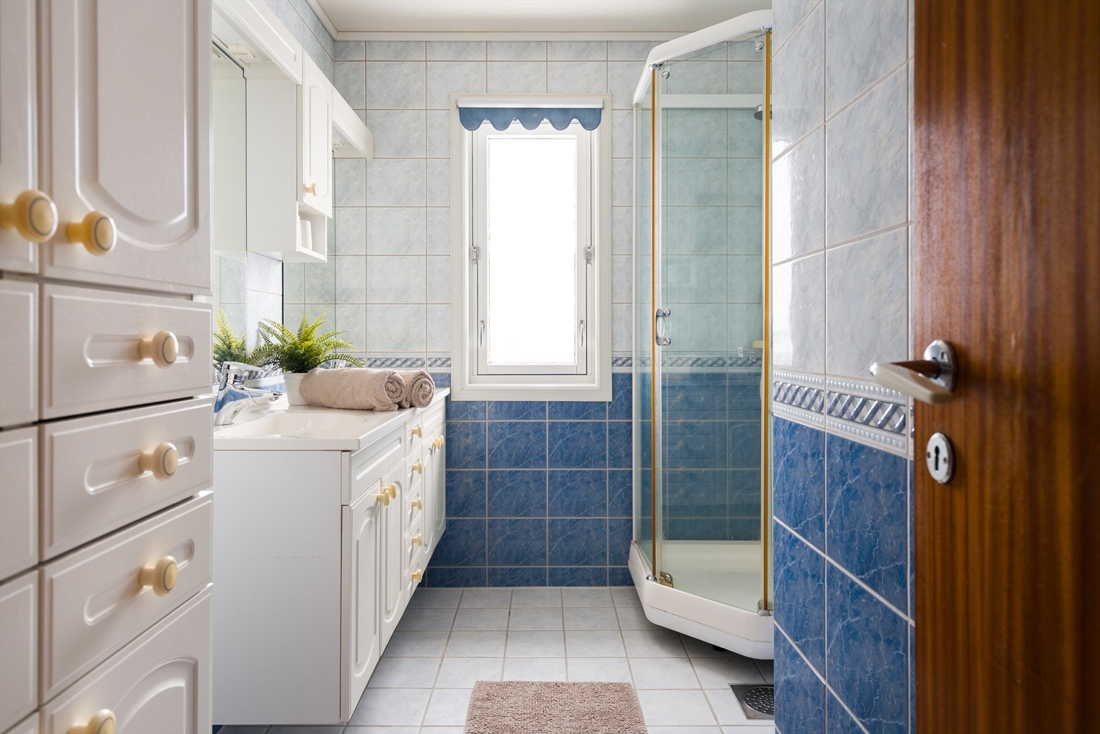 Badet har flislagte overflater og er utstyrt med dusjkabinett. Galleribilde