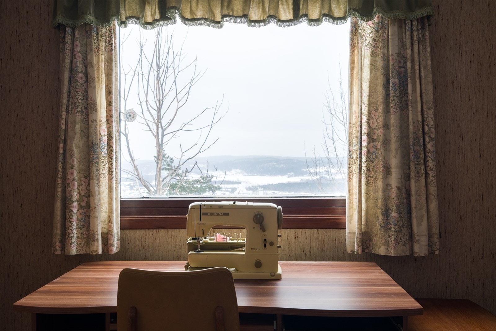 Stort vindu gir rikelig med dagslys og utsikt mot landskapet. Galleribilde