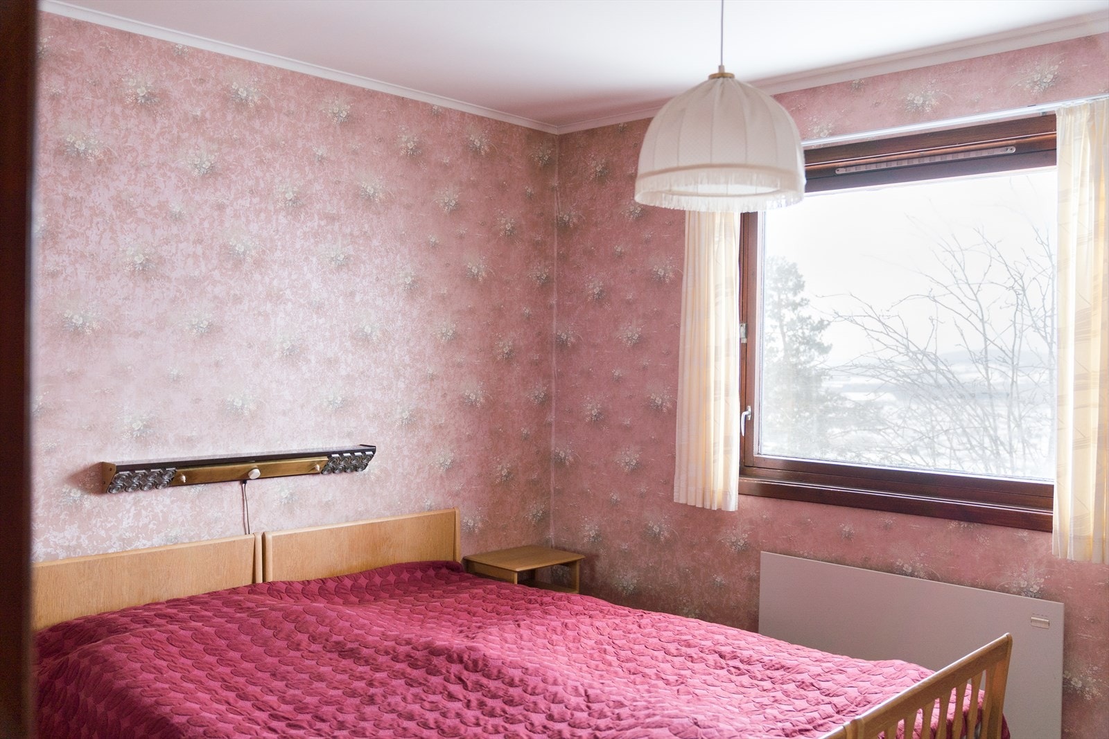 Tapeter på veggene med et stort vindu som gir godt med naturlig lys. Galleribilde