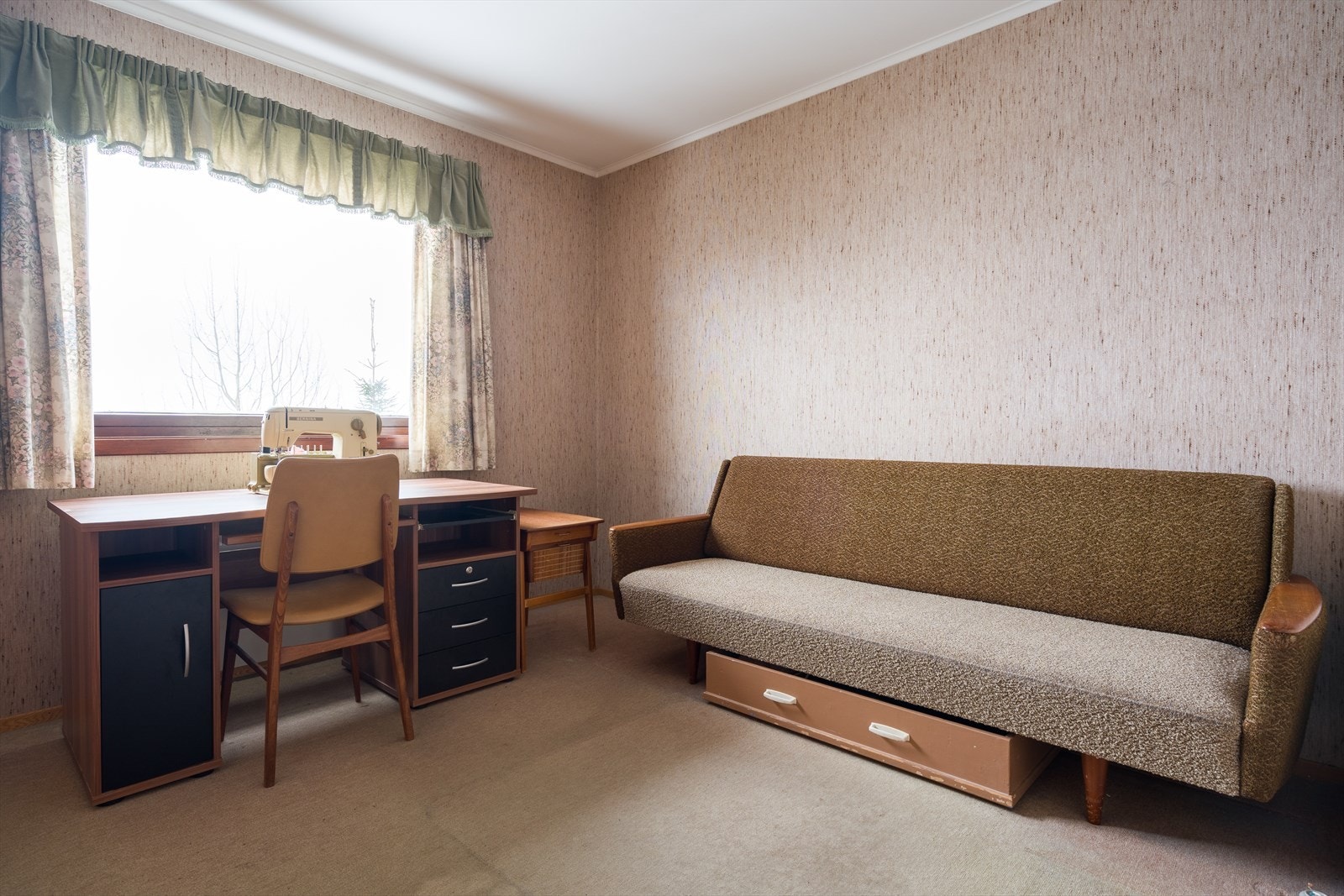 Soverom 4 har teppebelagt gulv og vegger med malte strier. Galleribilde