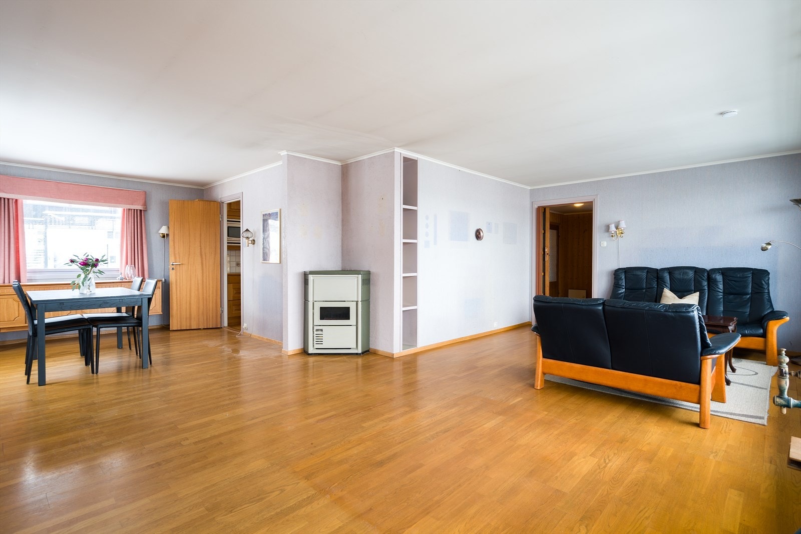 Parkettgulv strekker seg gjennom stuen, som har god plass til ulike møbleringsmuligheter. Galleribilde